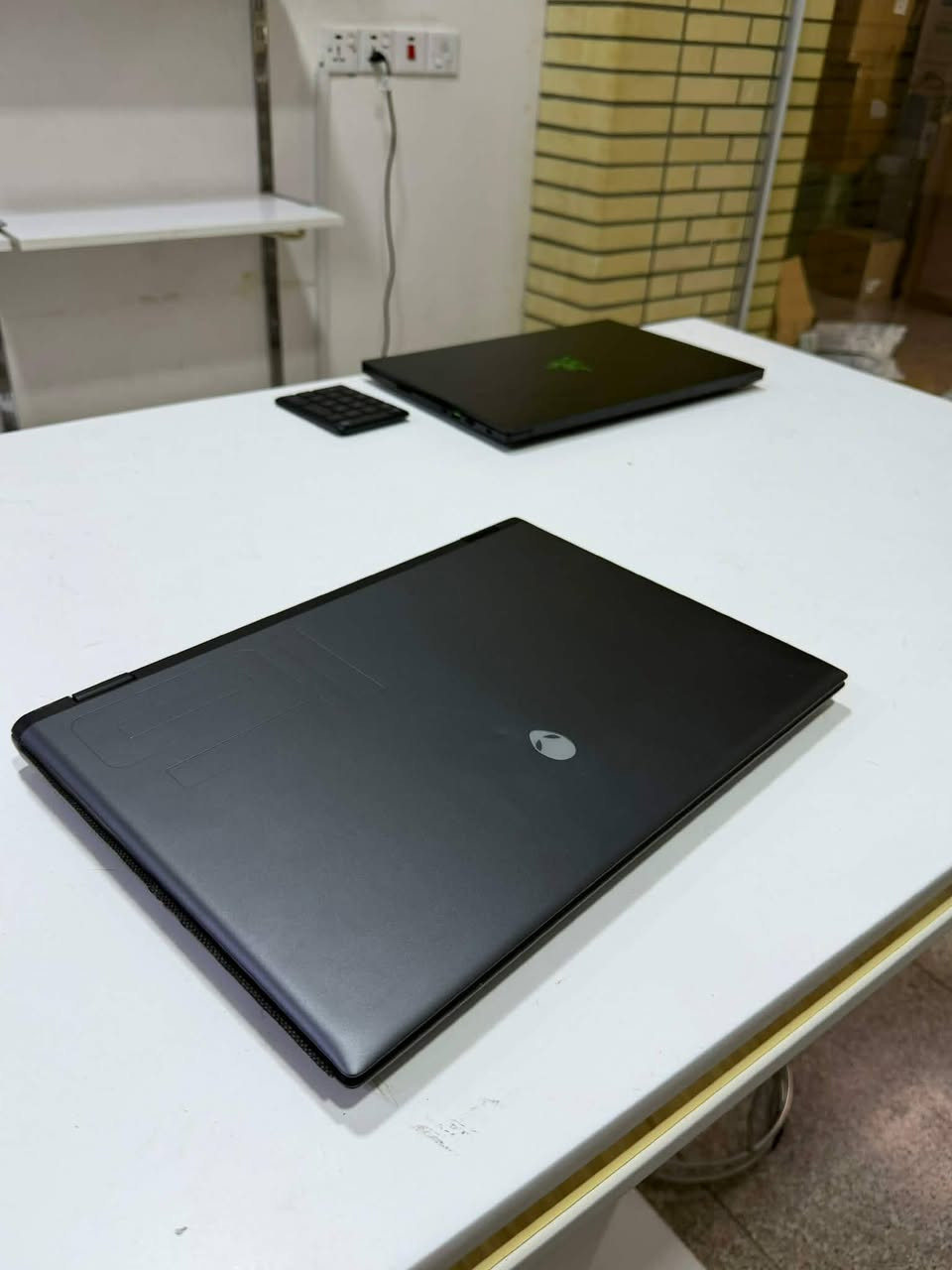 Alienware M16 R2
GeForce RTX 4070 8GB

Core Ultra 7 155H

Ram 32GB 5600 MT/s ( Upgradeable )

1TB M.2 NVMe ( Upgradeable )

2.5K 240Hz

البطارية 70٫200 من اصل 89,084، وعدد دورات الشحن 28 فقط

الشاحنة الاصلية مالتها 240W،

متوفر فقط الشاحنة وجنطة وياها ( بدون الكارتونة )

اللابتوب للبيع، سبب البيع هو لعدم التفرغ صالي شهر تاركها

ما مصلحها ولا بيها اي مشكلة، فقط فتحتها قبل شهرين بدلت المعجون الحراري مال المعالج والكارت ( حطيت اصلي اكيد )

السعر 1٫900,000 ( مليون و 900 الف )

المكان بغداد / حي العامل

اكو توصيل لكل مناطق بغداد

***********
