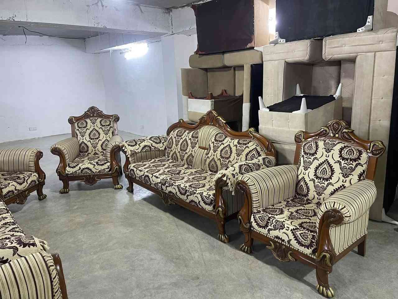 تاقمی کلاسیکی🔥
هاتینەوە بە تاقمێکی کلاسیکی 
10نەفەری ٪95 بەلۆکی ماوە 
بە پاکو خاوێنێ ماوە هیچ عەیب و 
عارێکی نیە ژم***********
