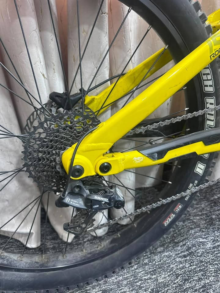 السلام عليكم
🚲 للبيع: دراجة كهربائية SONDORS ROCKSTAR
      الامريكي 
دراجة كهربائية أصلية بحالة 95%، نظيفة جداً ومستخدمة استخدام خفيف، مناسبة للطرق الوعرة والاستخدام اليومي.

المواصفات:
✅ محرك Bafang M510 وسطي بقوة 750 واط
✅ بطارية 48V مدمجة داخل الإطار
✅ ناقل حركة كيرSRAM 11 سرعة
✅ تعليق أمامي دبلات RockShox
✅ مساعد خلفي DNM Air
✅ فرامل بريك ديسك هيدروليك
✅ إطارات Maxxis
✅ شاشة LCD أصلية
✅ المسافة المقطوعة 1503 كم فقط 

الحالة:

* نظافة 95%
* المحرك والبطارية بحالة ممتازة

💰 السعر: 1150 دولار 11ورقه ونص
📍 الموقع: بغداد
📞 للتواصل: ***********
