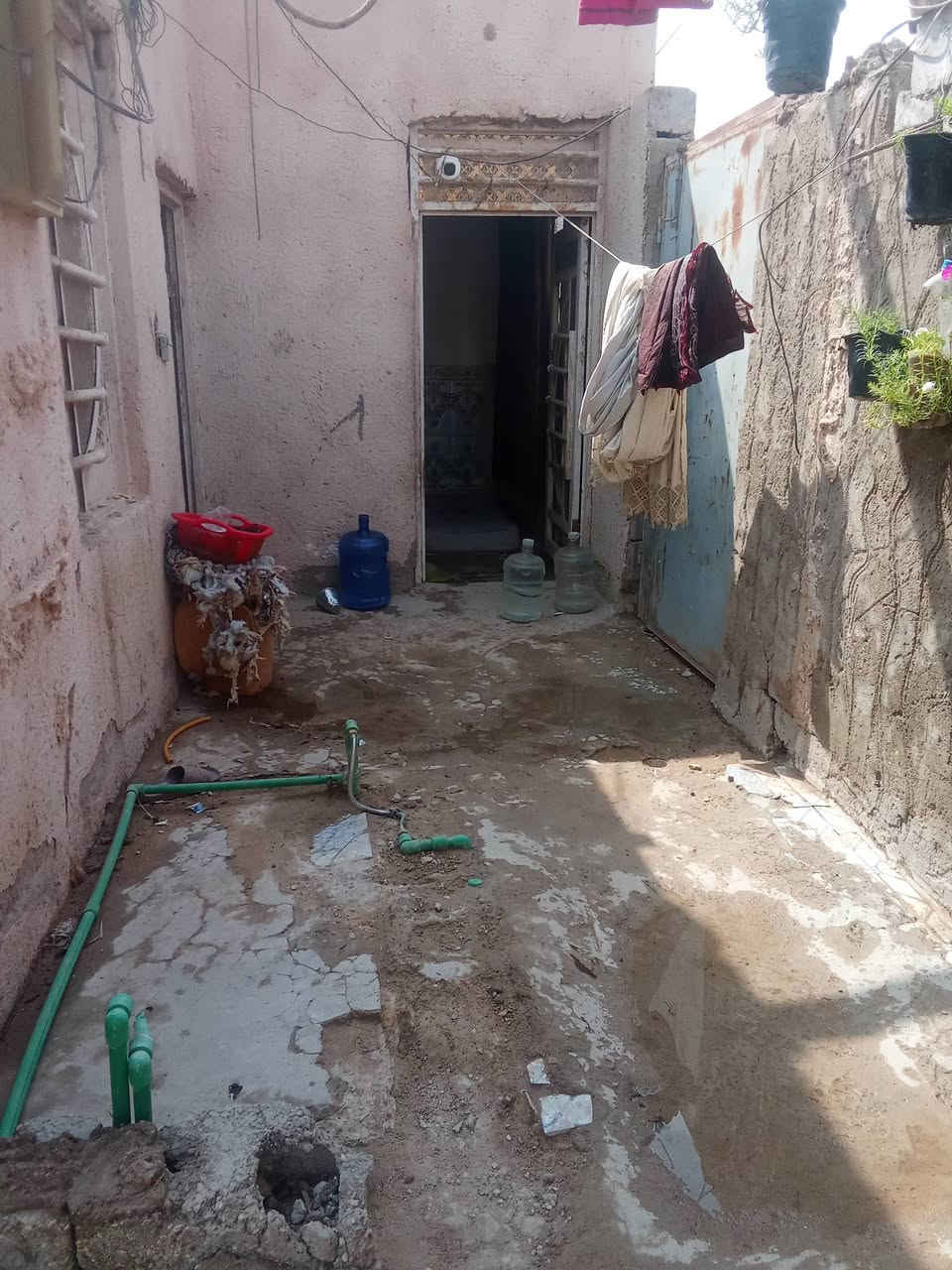 السلام عليكم بيت للبيع عقد زراعي مساحته 145متر بيت وعرصه بصفه مسوينها حديقه غرفتين وصاله و مطبخ وستقبال وتخاريج داخليه وخارجيه تجعيب طابوك بنيانه بلوك عكاده الوجهيه 14ونزاله 12مكانه شارع مطار القديم قرب جامع أم البنين يبعد عن مطار 70متر وعن شارع 500متر سعره 22وبي مجال ***********
