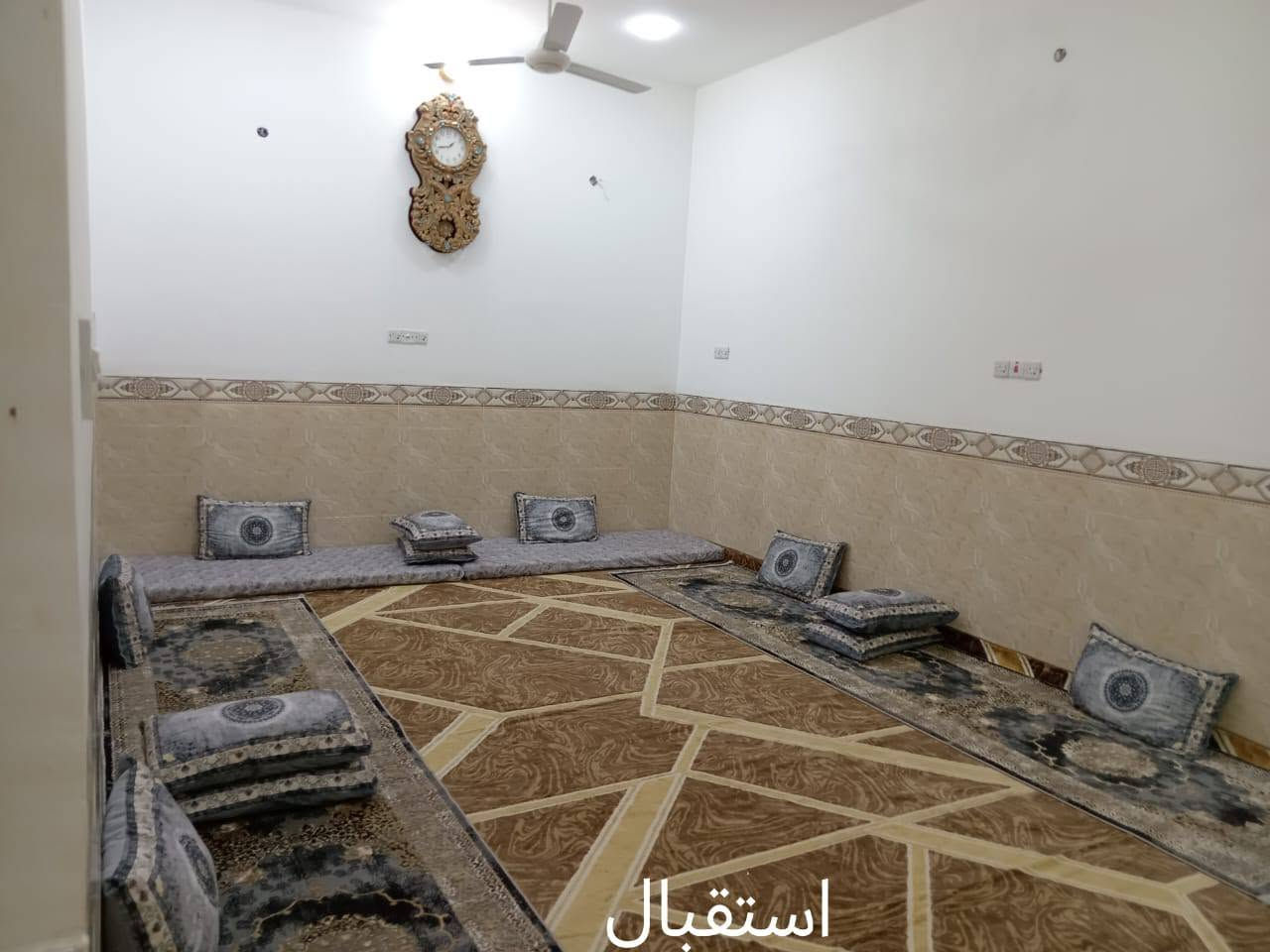 السلام عليكم عندي بيت للبيع مساحه 300 متر كامل من كلشي بناء حديث بي غرفتيت وصاله واستقبال وهول ومطبخ وكندور حمامات داخليه وخارجيه وكراج وحديقه  مرتب  العنوان حي الاكراد اتصل ودلل ***********
