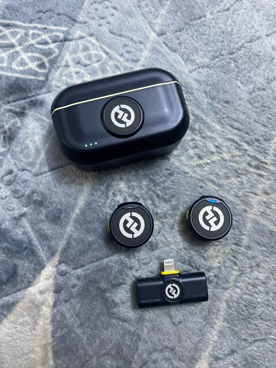 مايك / neck mic
Hollyland lark M2

اقره المنشور كامل قبل لاتراسلني ⚠️⚠️⚠️⚠️

واحد من اقوى المايكات بالعالم 

القطعة مستعمله مرتين فقط كملت بيها تصوير وهسه عارضها للبيع

الملحقات كاملة وبعضها ما مفتوح اصلا

منفذ لايتنينك مال ايفون⚠️⚠️⚠️⚠️ 

يعني يفيد الي عنده ايفون 14  فما دون ، واذا عندك تحويله تايب سي تكدر تستعمله
مايرهم كامرة

السعر 90 الف وبي مجال

مكاني بغداد الدورة ***********

توصيل موجود
