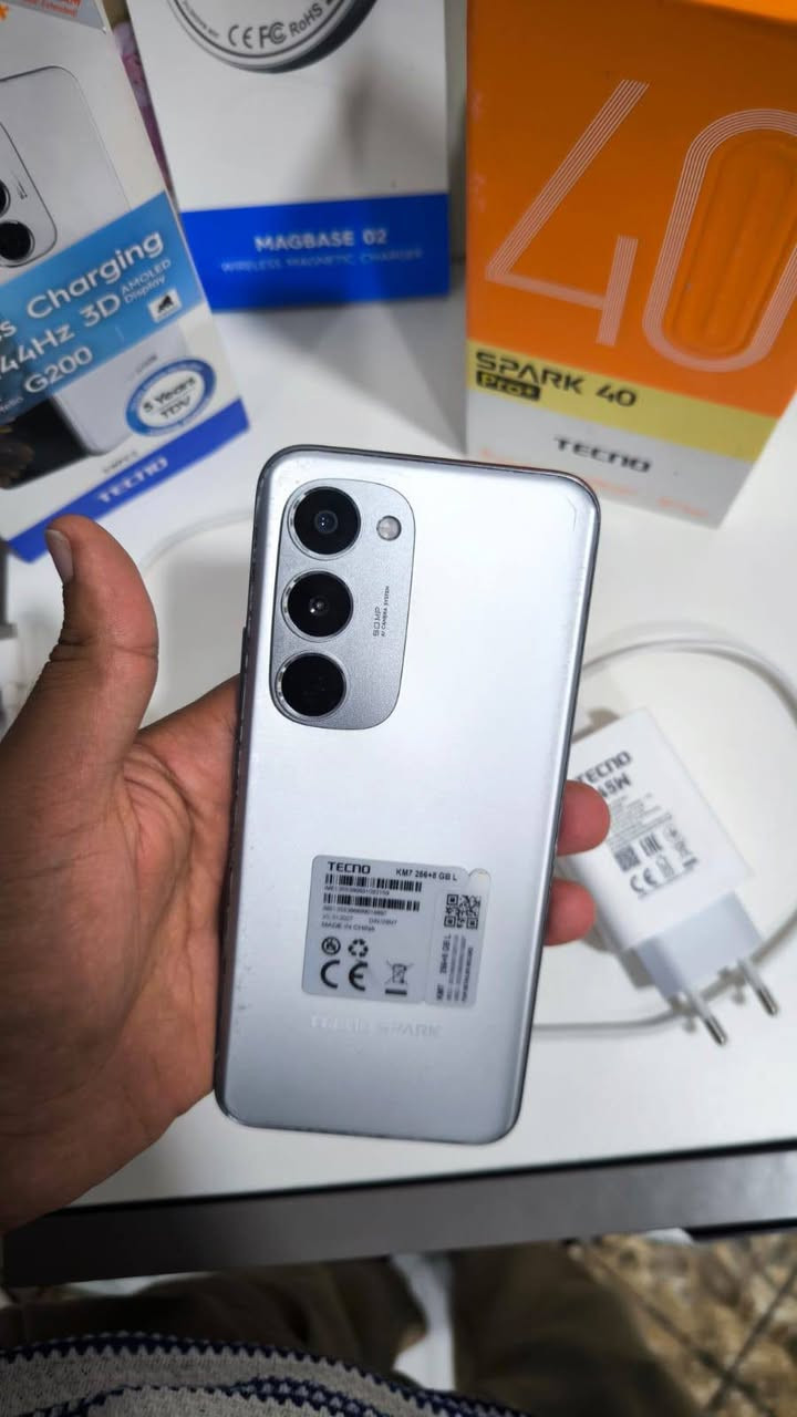 Tecno Spark 40 Pro+/تكنو سبارك 40 برو باص
موصفات 
شحن واير لس 30واط 
وشاحنة تايب سي 45 واط 
بطارية 5200
شاشة مقوسة تدعم 144 هيرتز
ببجي يشغل 60 فريم 
لون دايمون 
صار بيه فطر بل كلاس فا بدلت شاشة من شركة شاشة اصلي وشرط 
العنوان موصل ايسر 
*********** بيه واتساب 
ادفع سعرك أو مراوس حسب القناعة
