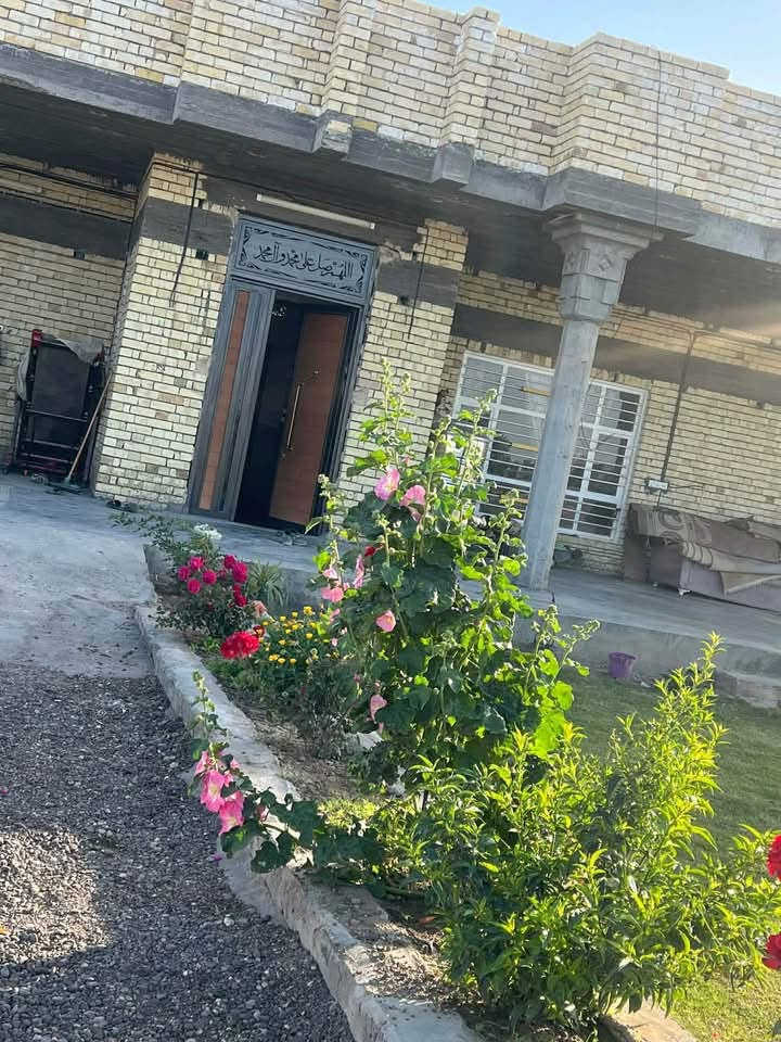 السلام عليكم/ قطعة ارض مساحة 1150 متر طابو25 زراعي مشيد داخلها بيت حديث مساحة350 متر بلاضافة الى حديقة خارجية مساحة 300 متر  علما البناء سنة 2025 يتكون من 3 غرف نوم وهول وحولي ومطبخ حار وبارد واستقبال  ومخزن خارجي فقط الكاشي لم يكتمل / العنوان تاجي الحماميات قرب قاعة الحديد  امام الملعب التساعي/ اي ستفسار على رقم الاسيا يوجد واتساب‭***********

