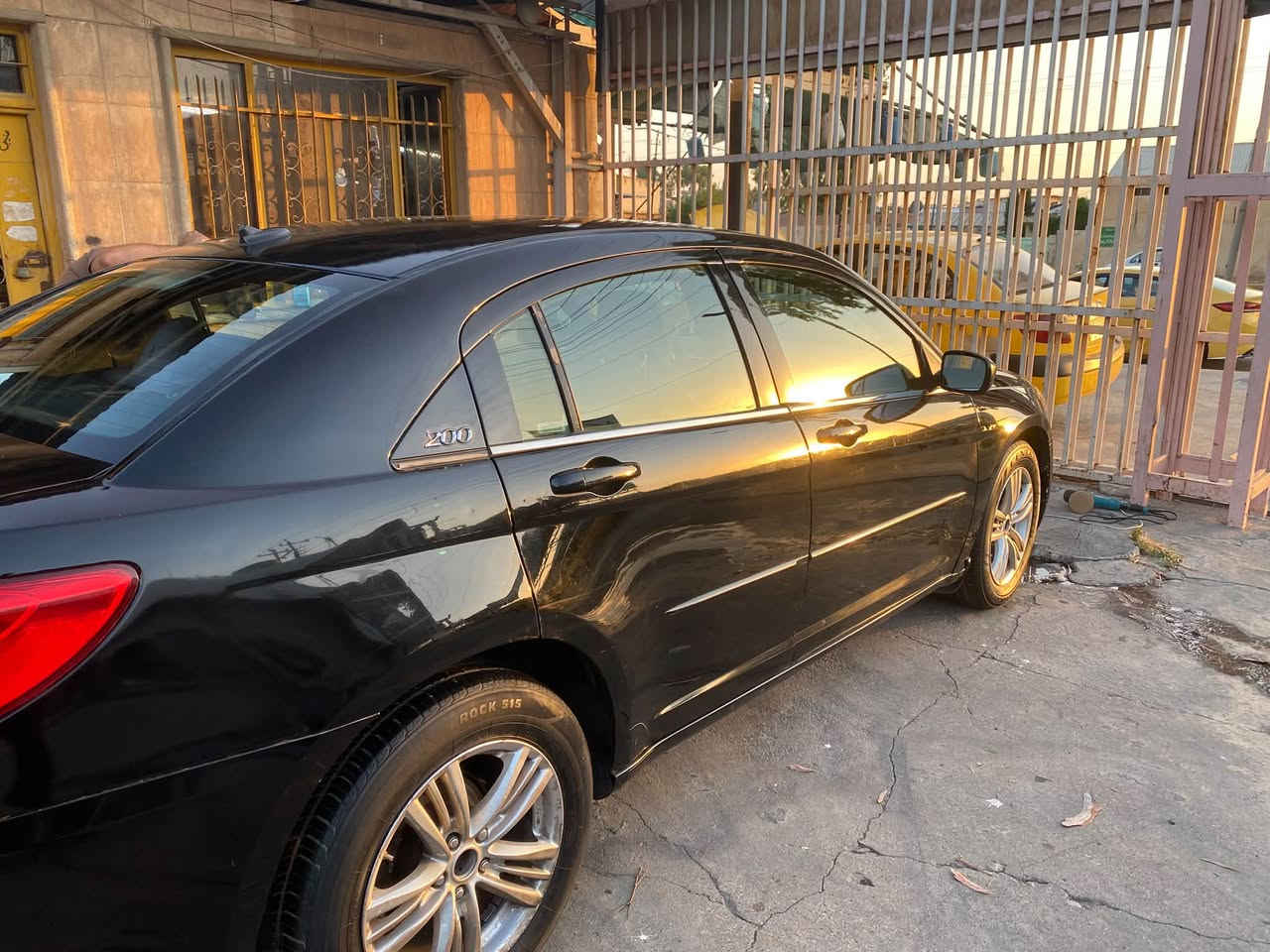 🚘 كرايسلر C200 للبيع
موديل 2012، لون أسود ⚫️

السيارة نضيفة وحالتها زينة جداً، والمحرك والكير نضاف وما بيهم مشاكل.

❄️ تبريدها ثلج ويشتغل كلش زين
📱 شاشة Apple CarPlay وتدعم الخرائط
🛞 طخم جديد
🔧 السيارة جاهزة للاستخدام وما بيها مشاكل 

ضررها: ربع جامِلَغ ورا، مصبوغ وبيه معجون، والصندوق والبوند بيهم تقحيل.

💰 السعر: 68 ورقة قفل 🔒 
📍 المكان: الموصل
ولحد يكسر بالسعر 
متواجد واتس اب 
***********
