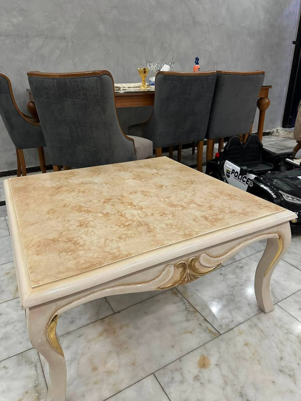 السلام عليكم
بسبب كثرة الوعود وعدم الالتزام 

تخم قنفات للبيع 
قنفة كبير تستوعب ٣ اشخاص عدد ٢ 
كرسي قنفة عدد ٤ 
ميز وسطي 
اكو شويه حرك ب شسوار صاير ب اليدة مال قنفة مثل ما موضح بالصورة 
السعر ٦٥٠ الف دينار 

عنواني بغداد البلديات 

للاستفسار ***********
