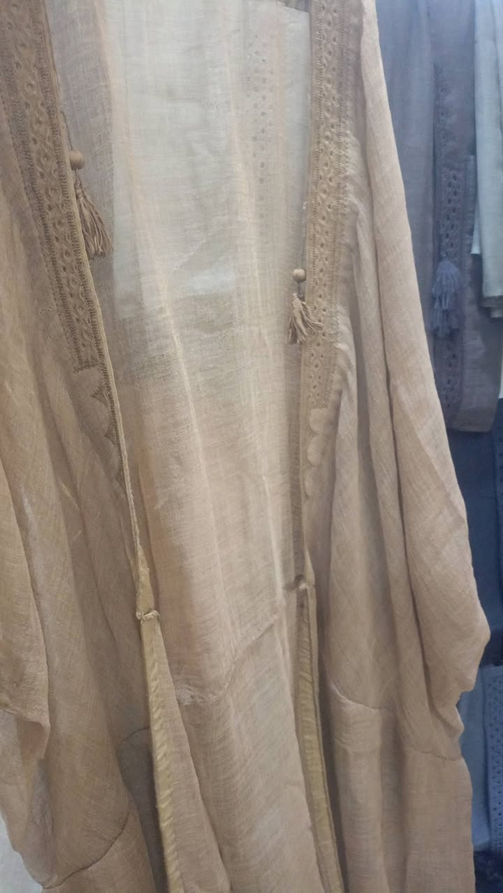 غزل اعماره تحرير يدوي لون طبيعي ما مصبوغ
طول الردن 72 س . وطول العبايه 170
سعر 180 الف .. بيه ضررر على الخاص 
للتواصل على الرقم ***********
يوجد توصيل لجميع المحافضات
