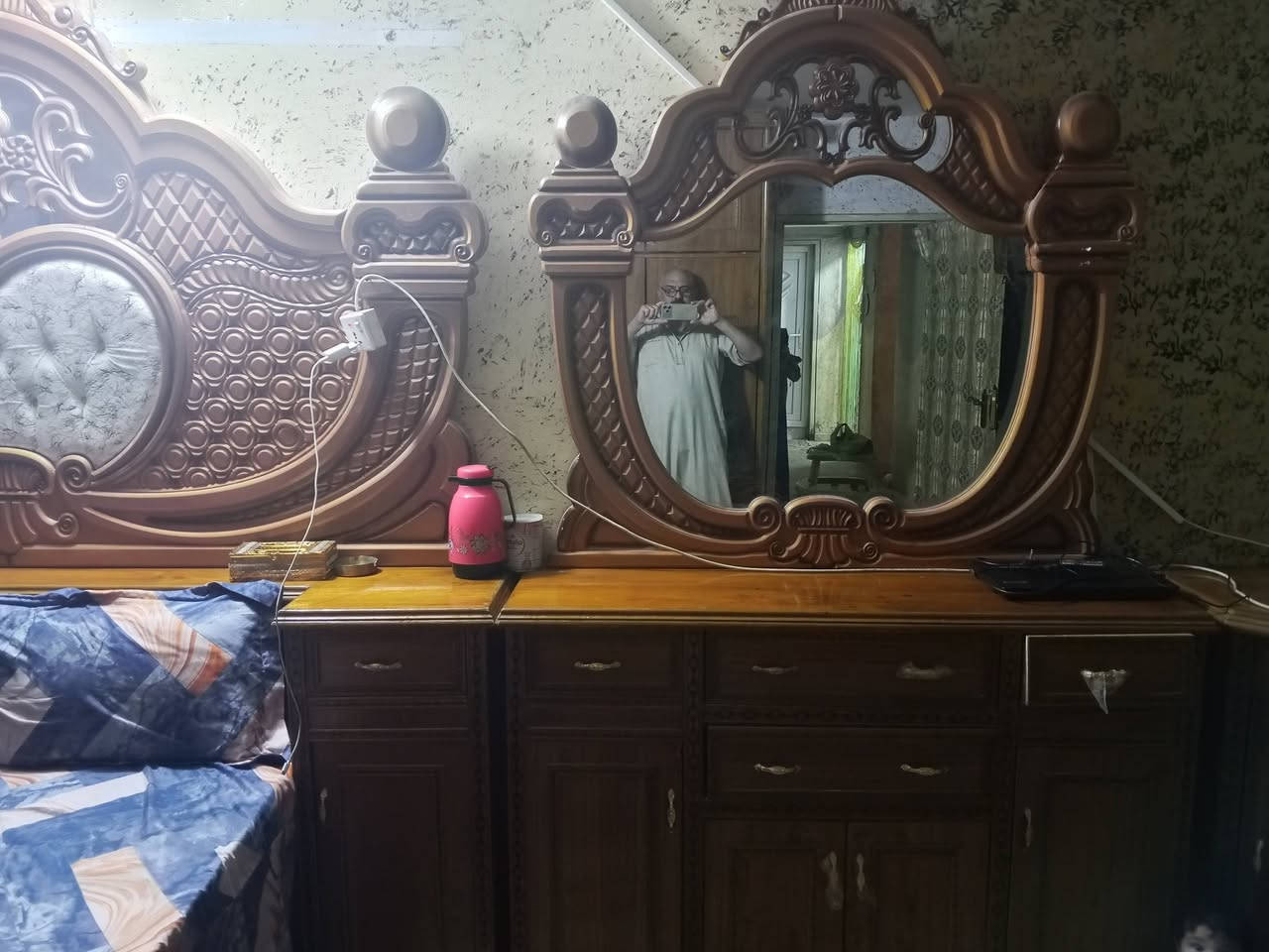 غرفة نوم ٦ ابواب طابقين ديوان  خشب صاج كما موضح بالصورة مع دوشك ضغط عالي النظافة ٩٠٪ السعر (٨٠٠) الف دينار وبيها مجال بسيط المكان الحبانية السيسي قرب جامع حسب الله للاستفسار الاتصال على الرقم (***********)

