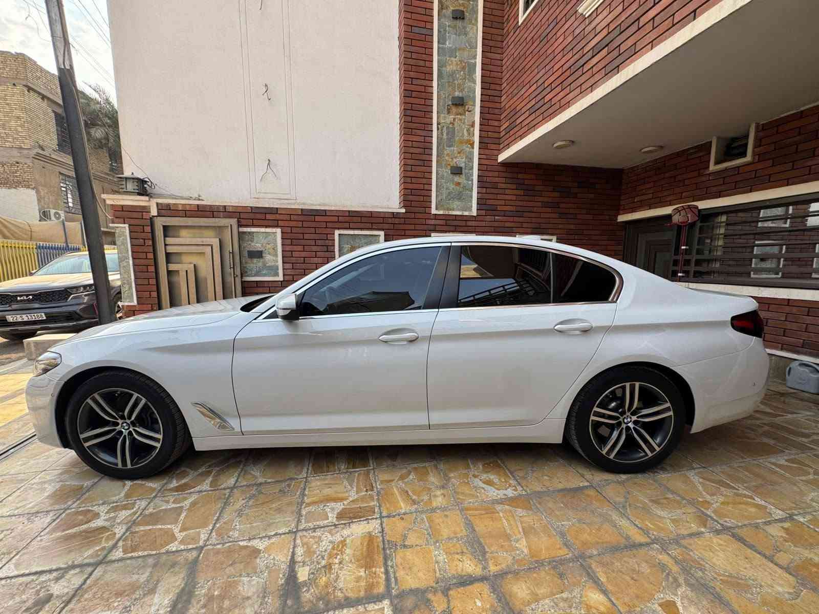 BMW 520 — موديل 2021 | وكالة العروش
السعر: 289 ورقة
للاستفسار: ***********
العنوان: بغداد – الدورة – شارع أبو طيارة

BMW 520 موديل 2021 وارد وكالة العروش، سيارة مميزة جداً بحالة راقية ومواصفات متكاملة، مع داخلية بلون قرميدي مميز.

أبرز المواصفات والتجهيزات:

• محرك BMW TwinPower Turbo
• ناقل حركة أوتوماتيك
• داخلية جلد بلون قرميدي مميز
• مقاعد كهربائية
• ذاكرة للمقعد
• شاشة وسطية كبيرة
• نظام ملاحة
• كاميرا خلفية
• حساسات أمامية وخلفية
• تشغيل بصمة ودخول ذكي
• فتحة سقف
• تحكم بالمقود
• تحكم بالمقاعد والمرايا كهربائياً
• إضاءة داخلية Ambient
• نظام صوتي متطور
• مثبت سرعة
• أنظمة BMW للسلامة والثبات
• جنوط BMW أصلية
• جميع الصيانات الدورية منفذة لدى وكالة العروش
• السيارة جاهزة من كل شيء
• ترخيص تضليل ساري المفعول
• رقم أربيل باسمي

سيارة نظيفة ومحافظة عليها، وصيانتها بالكامل لدى الوكالة، وجاهزة للاستخدام مباشرة.

السعر: 289 ورقة
للاستفسار: ***********
الموقع: بغداد – الدورة – شارع أبو طيارة بغداد, العراق
