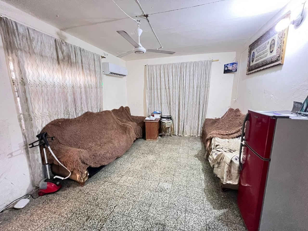 دار للبيع في منطقة الجامعين قريب على الشارع العام مساحة ١٨٠ متر بناء قديم بأسمي الاستفسار ***********
