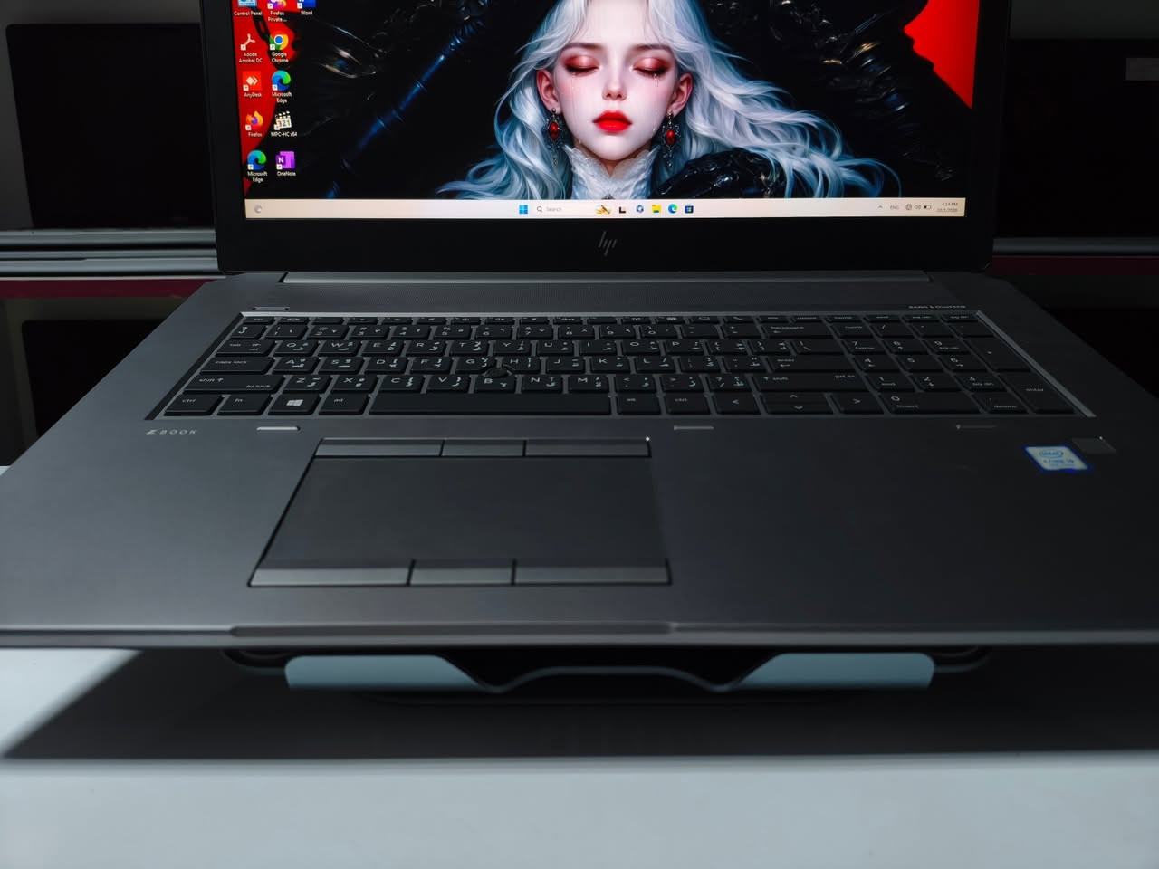 🔥 HP ZBook 17 G6 - وحش العمل الهندسي والرندر الثقيل 🔥
إذا كنت تبحث عن أعلى أداء متاح للبرامج الهندسية، الرندر الثلاثي الأبعاد، أو المونتاج بدقات عالية، فهذا الجهاز مخصص لك تماماً بفضل كرت الشاشة العملاق RTX 5000 سعة 16GB.  
📋 المواصفات الفنية التفصيلية:
🧠 المعالج: Intel Core i9 (الجيل التاسع - فئة H القوية جداً للضغط العالي).
⚡ الذاكرة العشوائية (RAM): 32GB DDR4 (متوفر أيضاً خيار 16GB).
💾 التخزين: 512GB SSD NVMe (سرعة فائقة في الإقلاع وتحميل البرامج).  
🎨 كرت الشاشة المنفصل: NVIDIA Quadro RTX 5000 بذاكرة 16GB VRAM نقي (مخصص لـ 3D, Blender, Revit, Premiere, AI).
🖥️ كرت الشاشة المدمج: Intel UHD Graphics 630.
📐 الشاشة: 17.3 بوصة بدقة FHD لإيضاح ومساحة عمل واسعة ومريحة للعين.
⌨️ الكيبورد: عربي / إنكليزي (حفر ليزري ضوئي مع إضاءة خلفية).
💰 الخيارات والأسعار:
🔹 النسخة الأولى (32GB RAM + كرت 16GB): 1,200,000 دينار عراقي
🔹 النسخة الثانية (16GB RAM + كرت 16GB): 1,100,000 دينار عراقي
🎯 مناسب جداً لـ:  
المهندسين والمصممين (AutoCAD, Revit, SolidWorks).
صناع المحتوى والمونتيرية (4K / 8K Video Editing).
أصحاب مشاريع الذكاء الاصطناعي وتوليد الصور والرندر الثقيل.  
🏢 مكتب لابتوبيا
📍 العنوان: بغداد – الأمين الثانية – شارع سكينة
📞 للتواصل والواتساب: ***********
🚚 خدمة التوصيل متوفرة لجميع المحافظات
