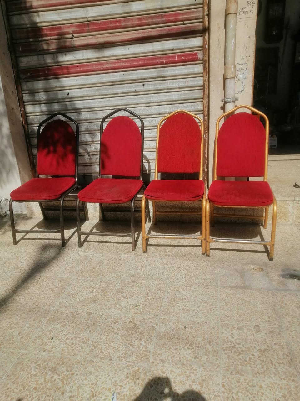 اربع كراسي حجم ثقيل حديد نضيفات امام العين سعرهن 30 الف مكاني الايمن وادي حجر للتواصل ***********
