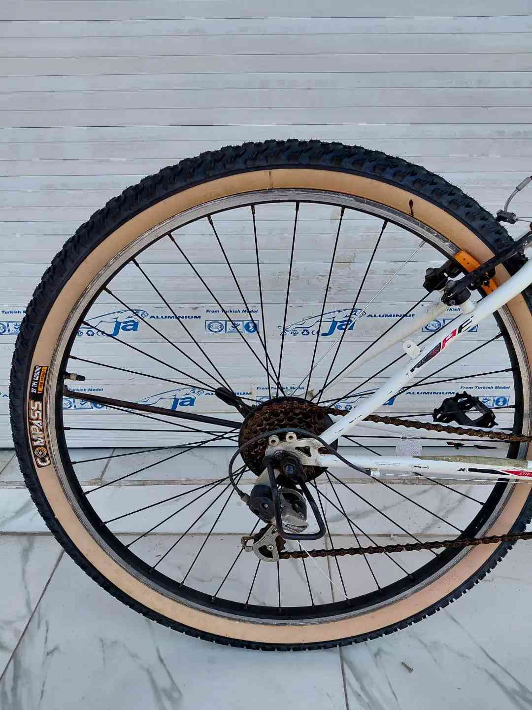 حجم 29  المعدن حديد ويالة المنيوم 3  × 6 سرعات من shimano السعر 200 الف شامل التوصيل     ✈يوجد توصيل لجميع المحافضات ✈ كركوك مدخل سايدين حي الاسرى والمفقودين  معرض ابو شيفان ( *********** )
