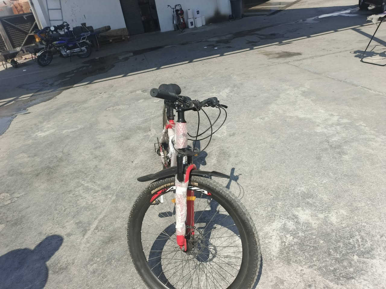 سلام عليكم بايسكل للبيع جديد مستخدم سبوعين تقريبآ
المواصفات: 
النوع: Mountain Bike (دراجة جبلية)
المقاس: 26 إنچ
السرعات: 21 سرعة (3 أمامي × 7 خلفي)
الفرامل: ديسك أمامي وخلفي
الشوكة: أمامية تعليق
السعر 200 ومجال للشراي 
تواصل ***********
