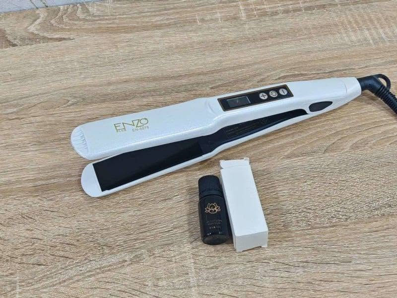 مكواة فرد الشعر الاحترافية من ماركة إنزو بلس (Enzo Plus Hair Straightener).

المواصفات والمميزات :
الموديل المخصص: EN-5878.

درجة الحرارة القصوى: تصل إلى 990 فهرنهايت (990F) مما يجعلها مثالية لتسريح الشعر الكثيف أو استخدامها في صالونات التجميل لتطبيق الكيراتين والبروتين.

شاشة العرض: مزودة بشاشة رقمية LCD لعرض ومراقبة درجة الحرارة بدقة أثناء الاستخدام.

تقنية الصفائح: تحتوي على ألواح مطلية بـ السيراميك والتورمالين (Tourmaline Ceramic) التي تساعد على توزيع الحرارة بالتساوي، حماية الشعر من التلف الحراري، وتقليل الهيشان.

الملحقات : علبة زيت خاص للشعر
سعر 25,000 مع التوصيل
لطلب:***********
