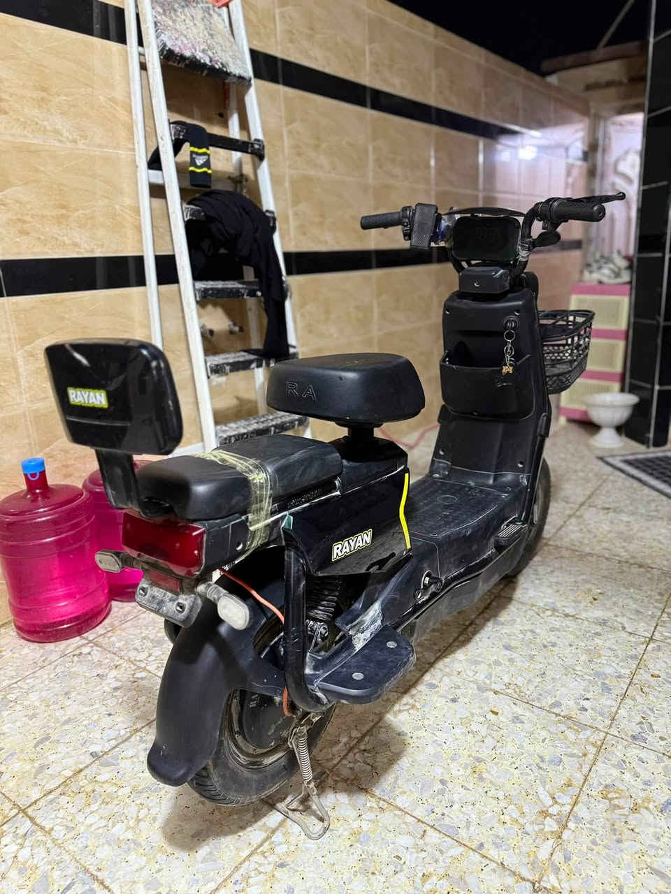دراجة شحن نوع الريان نظيفة جدا وعلى الفحص تحتوي على 4 بطاريات بحالة جيدة السعر ٢٠٠ الف 
العنوان البلديات الضباط الثانيه ***********
