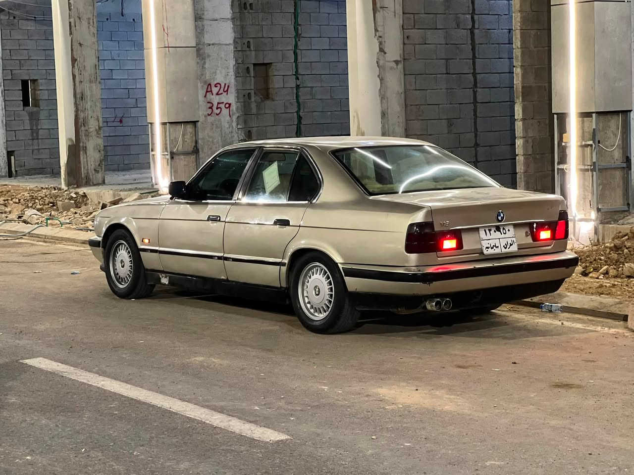 السلام و عليكم….
بي ام موديل 1988 السياره بسمي تحويل ثاني يوم  لون ذهبي مصبوغ عام جماليه بيه طخه بالجملغ الامامي بدون دواخل محرك محور بطة 3000 كير و المحرك بشرط لا صرف لا بخار لا دخان متفتح البونيد فقط لتبديل الدهن السياره خير من الله مال بيت صارله يمنه من 2012 تبريد شغال طقم تاير 80 بالميه جامات اماميه  كهربائي  سعره كلش مناسب 36 و بي مجال بصيط حك جيتك ***********
