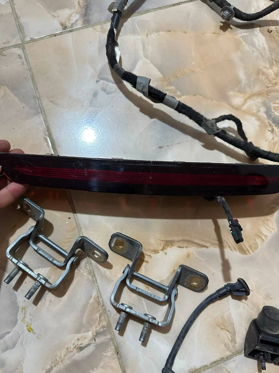 السلام عليكم
عندي ظفيرة صندوك كهربائي
 اكاديا SLT 23  كاملة 
ماسحة خلفية كامله مع الماطور 
ومسطرة اسطاب صندوك خلفي
***********
