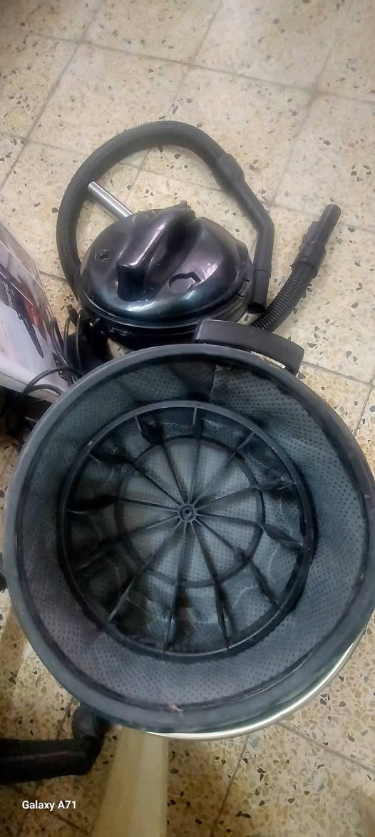 مكنسة كهربائية للبيع استخدام قليل جدا يعني اخت الجديدة وكلش حلوة بالتنظيف سعرها 40 وبيها مجال مكاني طوبجي التواصل واتساب على الرقم ***********

