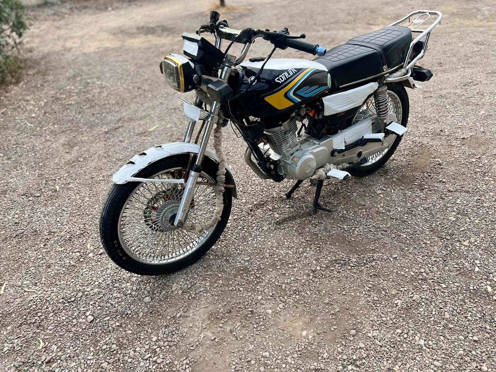دراجة تايكر موديل 2024 مكفولة كفالة عامة فقط دشبول طافي كهربائيات شغالة اوراق كاملة محرك 125 السعر 650 وبي مجال رقم الهاتف *********** مكان ديالى ناحية السلام
