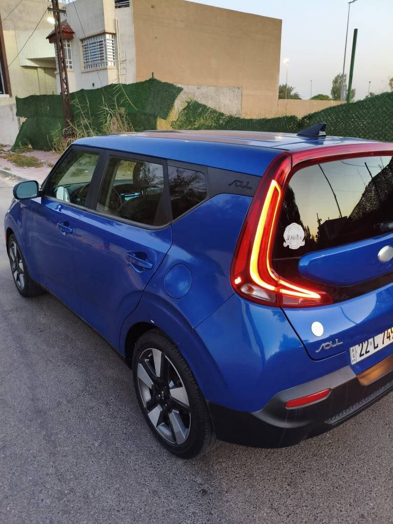 كيا سول 2020 فئة EX محرك 2000 DOHC (سبورت + رادارات) - رقم أربيل - بحالة ممتازة
📝 تفاصيل الإعلان:
🚗 كيا سول (Kia Soul) موديل 2020 - فئة EX
سيارة منزلية وعملية، تجمع بين القوة والاقتصاد بالوقود، نظيفة جداً وبحالة ممتازة وجاهزة للمشي بدون أي مصاريف إضافية.
🔹 أهم التفاصيل:
الموديل: 2020
الفئة: EX (فول مواصفات)
المحرك: 2000cc DOHC (أداء قوي وسلس جداً)
المسافة المقطوعة (الماشية): 165 ألف كم (مشي حقيقي وصيانة منتظمة)
المحرك والجير: بحالة ممتازة جداً، تبريد ثلج، وميكانيك متناسق 100%
صرف الوقود: اقتصادية جداً وعملية للاستخدام اليومي والسفر
ملاحظة ميكانيكية: السيارة بدون حجر بيئة
الحالة العامة: بشرط الفحص (مكينة، جير، وشاصي)
✨ مواصفات فئة EX (أنظمة أمان وقيادة كاملة):
⭐️ وضعيات القيادة: نظام أنماط القيادة المتعددة Drive Mode مع وضعية Sport Mode لأداء رياضي وتسارع ممتاز.
⭐️ أنظمة الأمان والرادارات الذكية:
رادار أمامي: لمنع الصدمات والتنبيه المبكر من الحوادث.
رادار جانبي: لمراقبة النقطة العمياء (Blind Spot Detection).
رادار خلفي: للتنبيه من حركة المرور عند الرجوع للخلف.
نظام تحذير: عند الخروج عن المسار (Lane Keeping Assist).
⭐️ الشاشة والتكنولوجيا: شاشة لمس كبيرة تدعم Apple CarPlay و Android Auto + كاميرا خلفية بدقة عالية.
⭐️ الراحة والقيادة:
مثبت سرعة (Cruise Control).
كوشن سائق كهربائي مع تدفئة للكوشنات.
مقود (استيرن) جلد مزود بتدفئة وتحكم كامل بالصوت والأنظمة.
⭐️ المواصفات الخارجية والإنارة:
إضاءة خلفية (باك لايت) LED بالكامل بتصميم عصري وجذاب.
ويلات ألمنيوم (جنوط) قياس 17 إنش أصلية.
إضاءة LED نهارية وكشافات مهيأة للرؤية بالضباب.
⭐️ الميزات الإضافية: شاحن وايرلس للهواتف الذكية، تشغيل بصمة / دخول بدون مفتاح (Keyless Entry)، ومنافذ USB متعددة.
📄 الأوراق والسنوية:
الرقم: أربيل
السنوية: باسم شركة (الوكالة أو التحويل مضمون وجاهز فوراً)
الأوراق: كاملة ومكفولة 100%
💰 السعر المطلوب: 110 ورقه 
📍 المكان/الموقع: بغداد
📞 للتواصل والمُعاينة: *********** (متاح اتصال أو واتساب) بغداد, العراق
