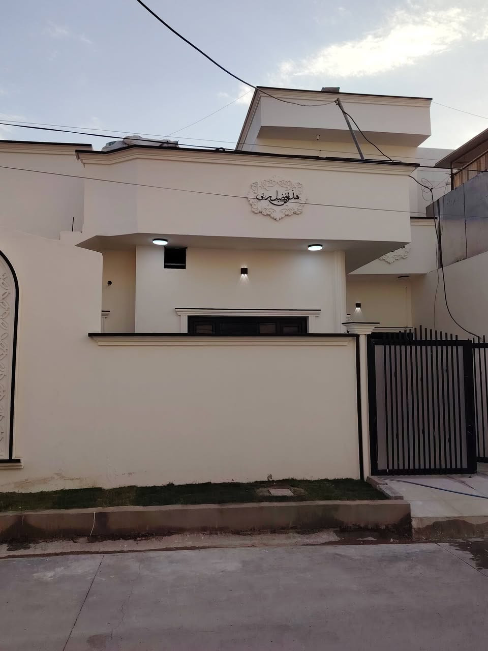 بيت للبيع البيت 100 مربع على تبليط خدمات فول البيت صفر الاستفسار ***********
