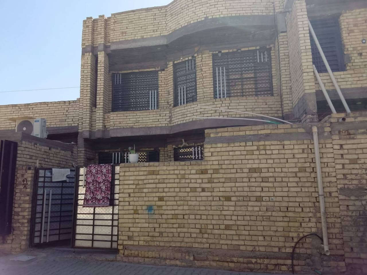 السلام عليكم اخوان عندي بيت البيع المساحه 140 متر  زعفرانيه دور صحه الأولى سند 25 قرار محكمه  البيت قيد النشاء سعر 120 تواصل على هاذ رقم الهاتف ***********
