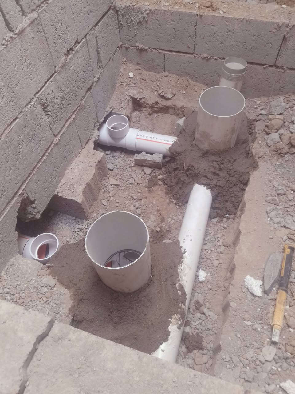 الحمدلله تم انجاز عمل مجاري بيت 200متر مشتملات في شوراو حسب طلب ابوالبيت والعمل جاري ماء وكهرباء وراح انشرهن هم بيت شوراو وكوباني جاري العمل  تاسيسات عامه ماء وكهرباء ومجاري شغل درجة اولى وحسب الطلب شرط هندسي لاتدفع ولا فلس اذا موهندسي البيت ال100متر ب600الف ماء وكهرباء ومجاري والسقوف الثانويه وربط الانارة والكهربائيات الاتصال ***********
