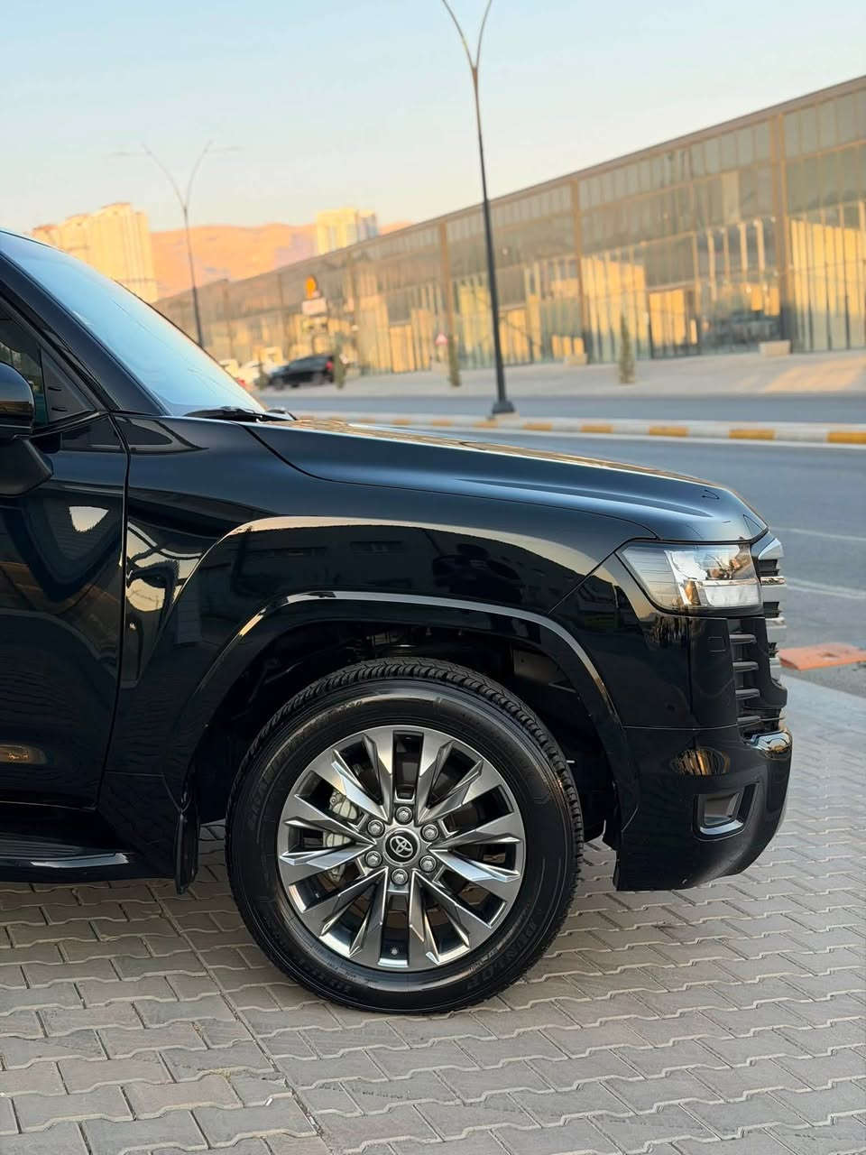 سلام عليكم 
تويوتا لاند كروزر 
موديل ٢٠٢٢ 
مواسه فات gxr 
٣ شاشة 
كوشن جلد 
كوشن كهربائي 
سندوق كهربا 
كامل ppf 
ماشيه ٥١٠٠٠ كم حقيقى 
٢ بسمه موجود 
تحويل غرامه بشرت 
تحويل مباشر 
عنوان سليمانيه 
***********
