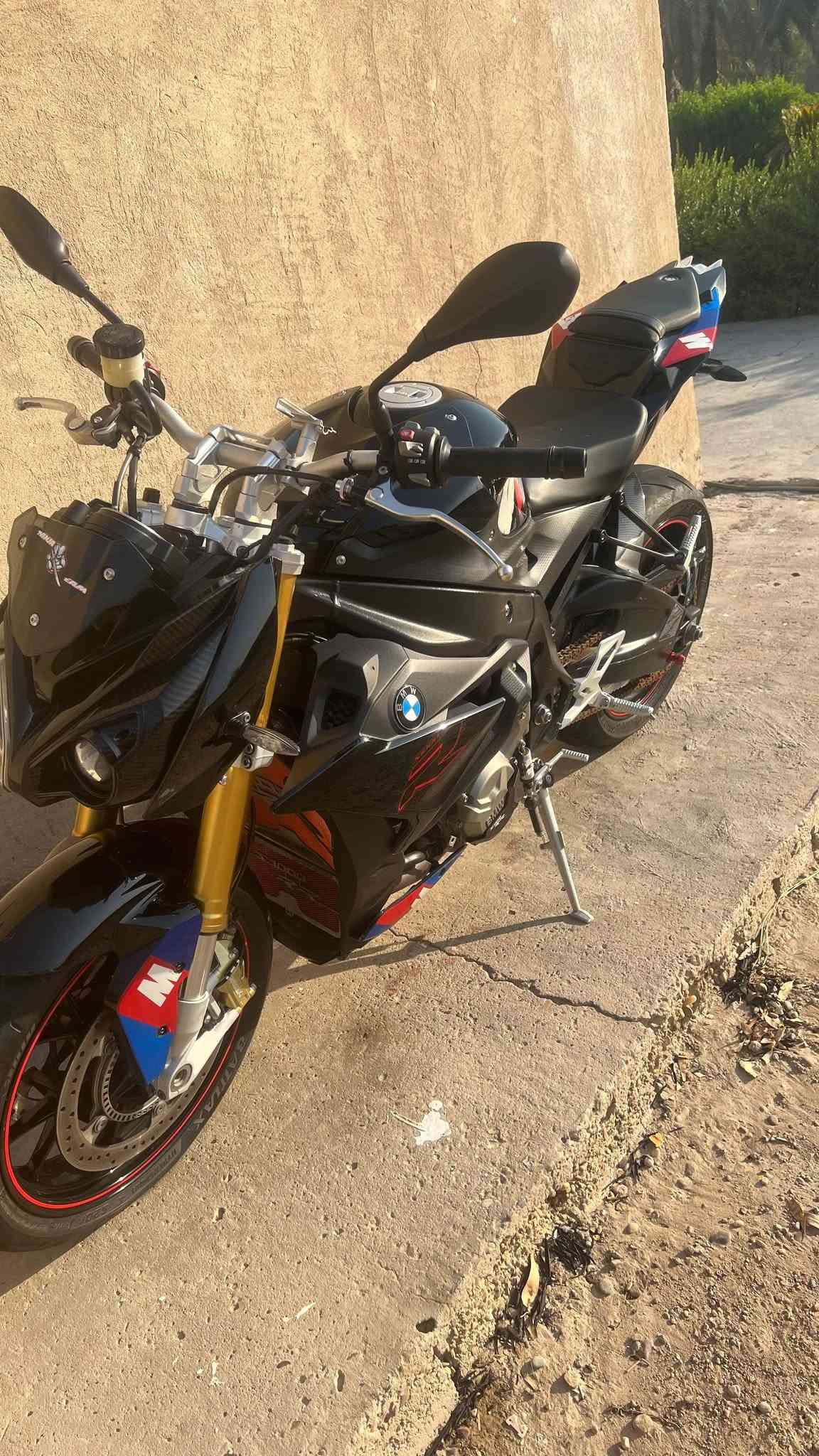 السلام عليكم شباب للبيع BMW R1000 الدراجه موديل 2019 ماشيه 18 الف دخول جديد الدراجه كارتون ما ناقصها برغي واحد وبعد معروف ال BMW الدراجه أربع مودات قياده وتدفئه بل يدات واي بي إس ومثبت سرعه ومانع انزلاق والدراجه شرط حت البراغي الي بيها مختومات بي ام دبليو عليها كوك شفتر (يعني تنمر بدون كلج وتبيت بدون كلج) عليها هدرز SC والهدرز الكاتم موجود وياها  وعليها ذيل مال M الدراجه ما ناقصها برغي واحد جيب وياك الف فيتر وافحص بيها جاملغ وواقيه زنجيل وبجم كاربون تغطيس والدراجه مغلفه بل كامل BBF يعني انسى شي اسمه شخط اخوان مكاني بغداد الغزالية والدراجه معروضة ب ($73 ) وبيها مجال شي قليل كلش اخوان الدراجه بسعر 17 الشراي تعال خاص او اتصل *********** اتصال واتس اب
*********** واتس اب فقط 
السلام عليكم شباب للبيع BMW R1000 الدراجه موديل 2019 ماشيه 18 الف دخول جديد الدراجه كارتون ما ناقصها برغي واحد وبعد معروف ال BMW الدراجه أربع مودات قياده وتدفئه بل يدات واي بي إس ومثبت سرعه ومانع انزلاق والدراجه شرط حت البراغي الي بيها مختومات بي ام دبليو عليها كوك شفتر (يعني تنمر بدون كلج وتبيت بدون كلج) عليها هدرز SC والهدرز الكاتم موجود وياها  وعليها ذيل مال M الدراجه ما ناقصها برغي واحد جيب وياك الف فيتر وافحص بيها جاملغ وواقيه زنجيل وبجم كاربون تغطيس والدراجه مغلفه بل كامل BBF يعني انسى شي اسمه شخط اخوان مكاني بغداد الغزالية والدراجه معروضة ب ($73 ) وبيها مجال شي قليل كلش اخوان الدراجه بسعر 17 الشراي تعال خاص او اتصل *********** اتصال واتس اب

نص مكتوب في الصور:
- قص