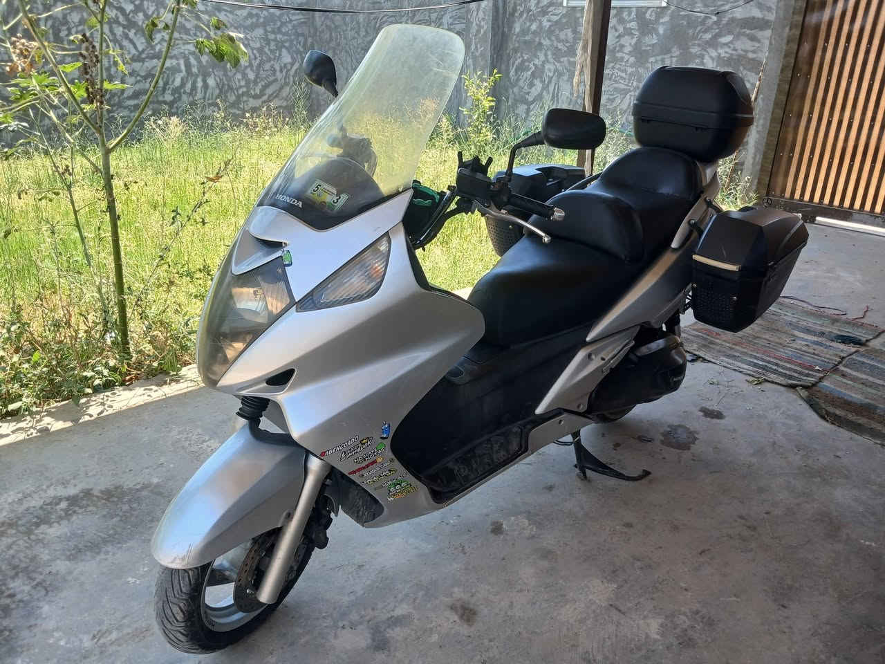 السلام عليكم من رخصت الادمن هونده سلفر وينج600cc للبيع بحاله جيده جدا موديل 2008 أوراق مع منفيس محرك استندر بشرط تمشي ١٨٠ او وين مايعجبك اتري تطلع تايرات جديد كهربائيات كلهه شغاله السعر 20 او بيها مجال التواصل على الرقم مع واتساب (***********) ***********
