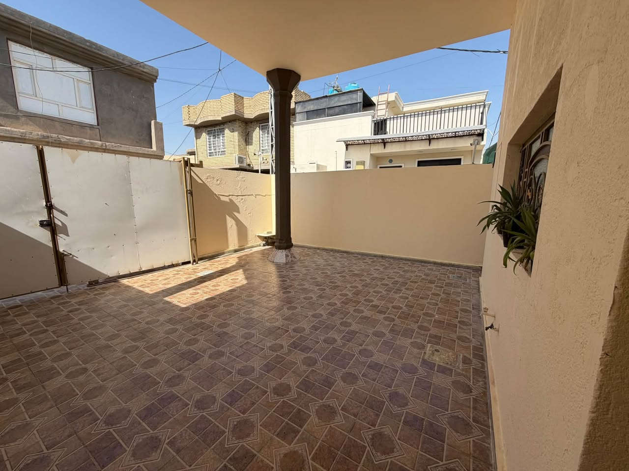 دار للبيع للبيع
مساحته 221 م بيت ركن 

📍الموقع/ شارع المدرسه الدنيه 

البيت مقسوم مشتملات اثنين 

المشتمل الاول طرمه صغيره استقبال صاله مطبخ غرفتين نوم صحيات داخليه وخارجيه 

المشتمل الثاني 

كراج سياره مطبخ صاله غرفتين نوم صحيات داخليه 

للاستفسار مراسله عالخاص اول الاتصال لمعرفه السعر.  ***********.
