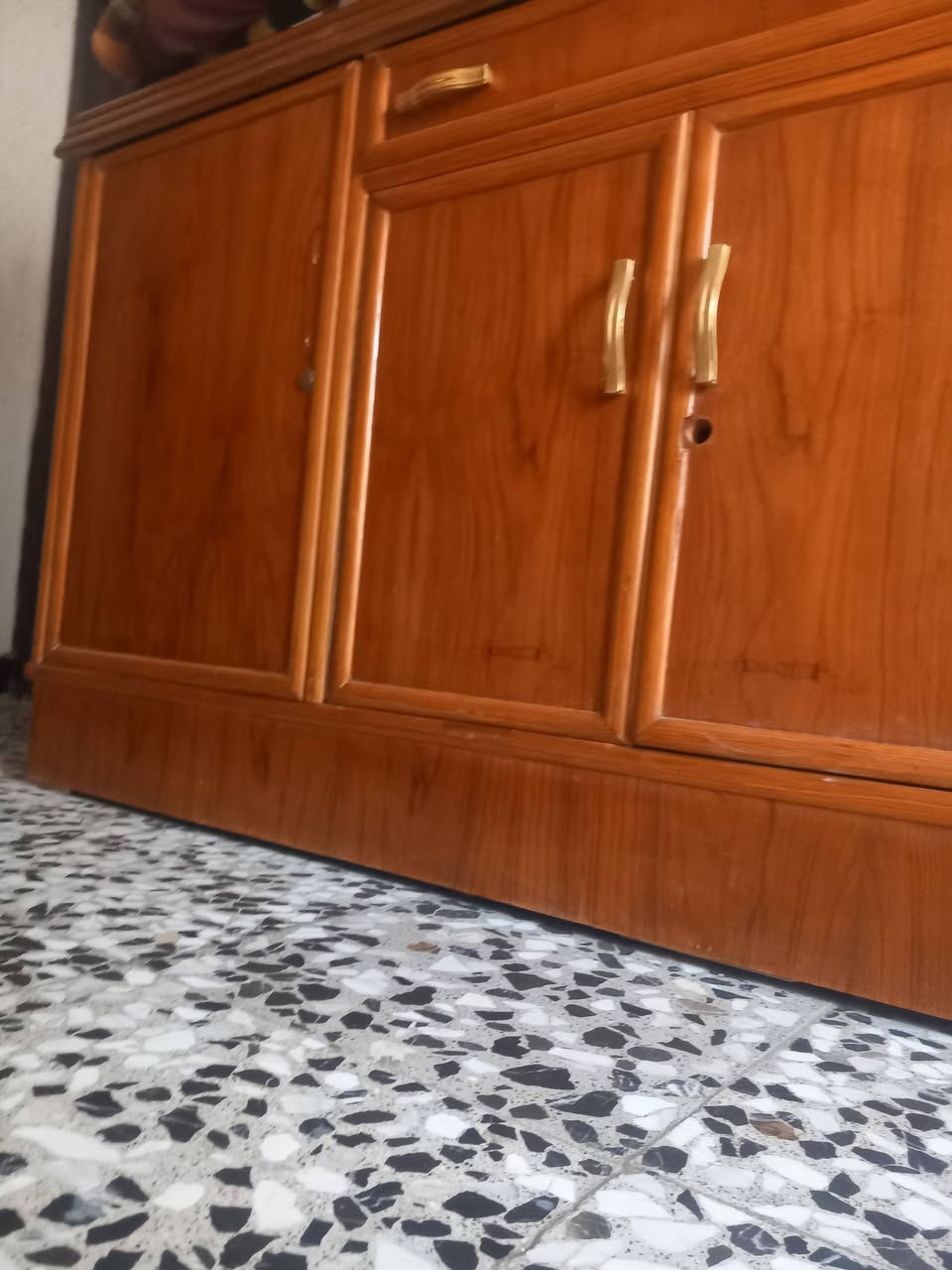 بوفيه جديده ٤ابواب وجرار كبير شغل درجه اولى لا ضربه ولا شخط نضيفه حيل السعر ١٥٠ وبيه مجال الاتصال على الرقم *********** و*********** واتساب
