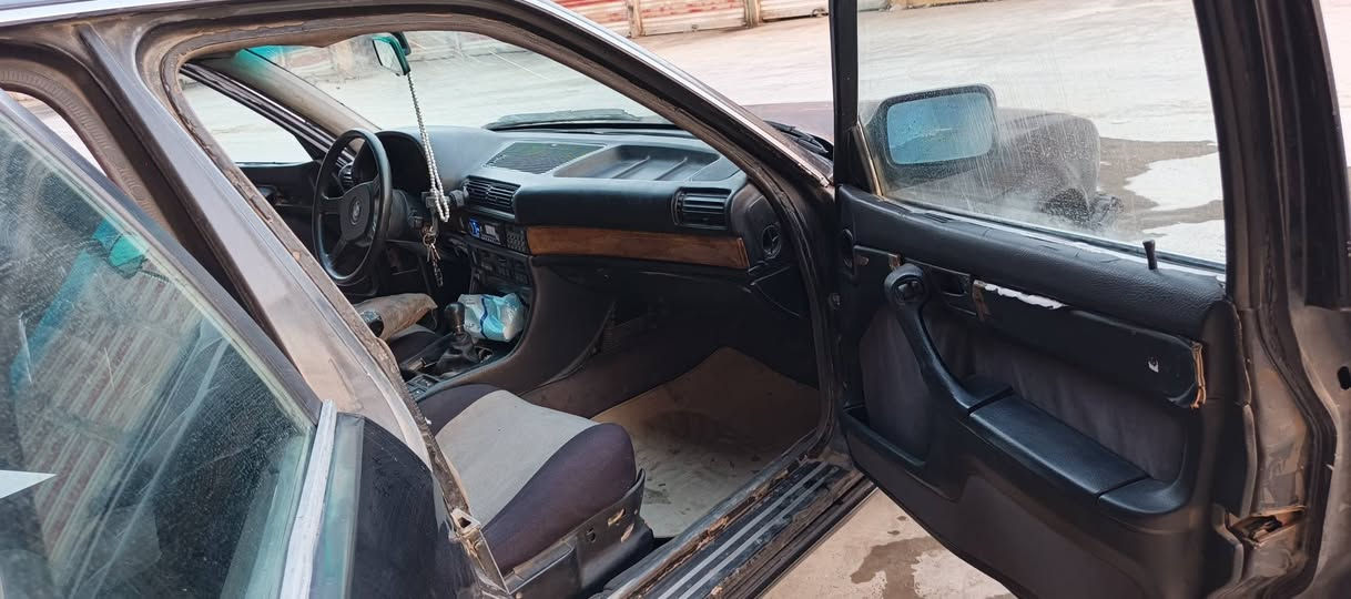 السلام عليكم Bmw مديل 90 بسم اخوية. تحويل مباشر.   كير عادي.   مكينة لا صرف ولا بخار بس ابيعك بيه كاز كيت. حماوة مابيه.ولا حته خابطة مي ودهن   حدادية.  صدرة الامامي زين الخلفي  بوش مو زينة  دبلات جدد شادله امامي خلفي.   عليه غرامه 250   /  على المشتري استلم صافي    سنوية نافذة ب 24.     كهربائيات شغاله     تبريد ماكو.   السعر.  25      ( رقم الهاتف   ***********  بيه وتساب.    ذاكر جميع التفاصيل الزين والموزين.  والرزق ع الله بالتوفيق  للجميع     العنوان ديالى بعقوبة. كاطون الرازي قرب سيراميك شعلان
