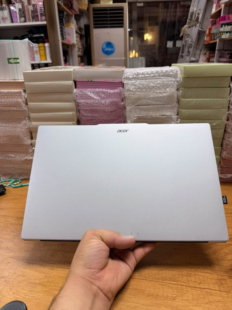 لابتوب من براند ايسر ستخدامه اقل السبوعين بعده جديده بس بيه كم شخطات صغار 
مواصفاته :

INTEL CORE 5 - 120 U
Storage: 512 GB SSD
RAM: 16 GB DDR 5
GPU: SHER
Display:15.6" FHD IPS
O.S: DOS
تواصل واتساب 
***********

نص مكتوب في الصور:
- acer ACER LAPTOP AL15 - DGCEM - C 5 - 001 Cpu: INTEL CORE 5 - 120 U Storage: 512 GB SSD RAM:16 GB DDR 5 GPU: SHER Display:15.6 " FHD IPS O.S: DOS 990,000 دينار