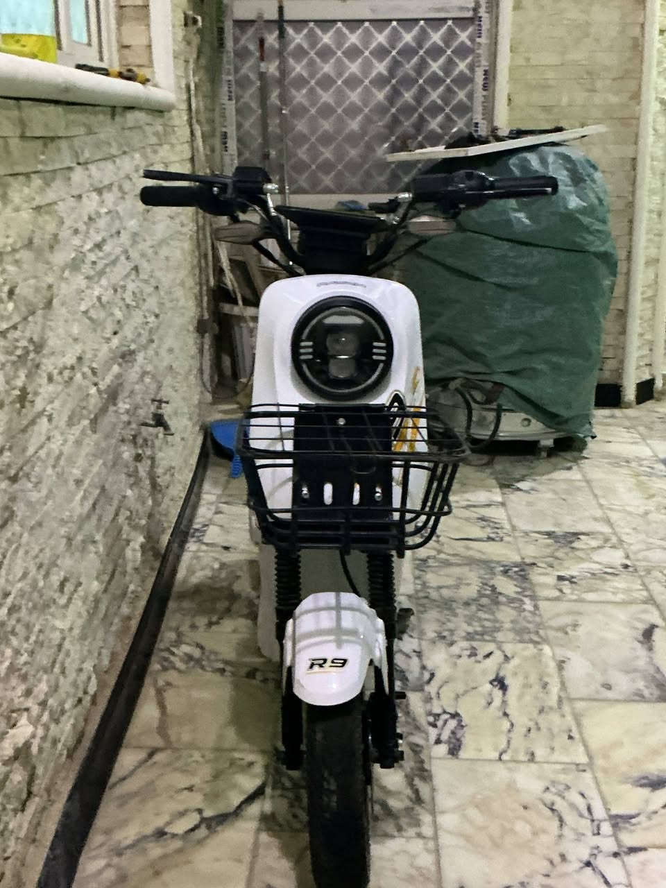 السلام عليكم دراجه شحن r9  دون بطاريات سعرها 200 ... ***********
