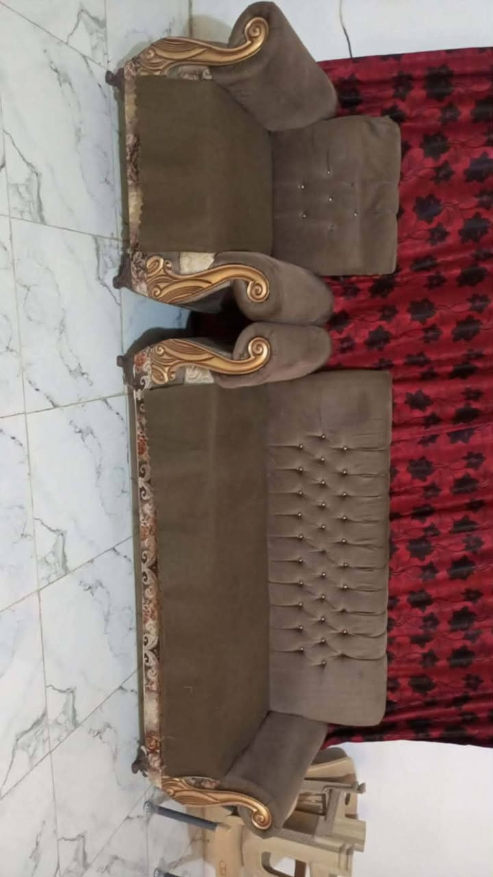 سلام عليكم غراض للبيع ميز مرايه وتخم 10 مقاعد وعندي كنتور 3 بوب وعندي بوفيه 2 متر شراي يخابر ويدلل مكاني مسيب ***********
