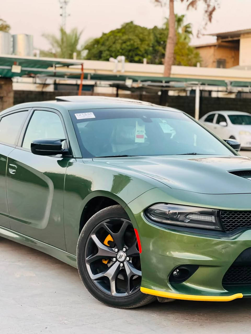 السلام عليكم 
(خليجي) جارجر GT موديل 2019 
سعة المحرك (3.6)v6 
المسافة المقطوعه 79m 
الاضافات 👇👇👇👇
فتحت سقف سلايد
كراسي جلد ابيض 
شاشه كبيره 
بلاك توب 
لايتات زينون LED 
كراسي تدفئة
شفتات ستيرن كيرات 
ويل 20
كرسي كهرباء 
تشغيل عن بعد 
سوبر تراك باك 
فول فول للأخير بس بدون رادار جانبي 
الضرر بعض مكانات صار حالوب ومصلح pdr   
والسياره كلين 
مكان السياره /موصل حي الميثاق 
التواصل ***********/***********
