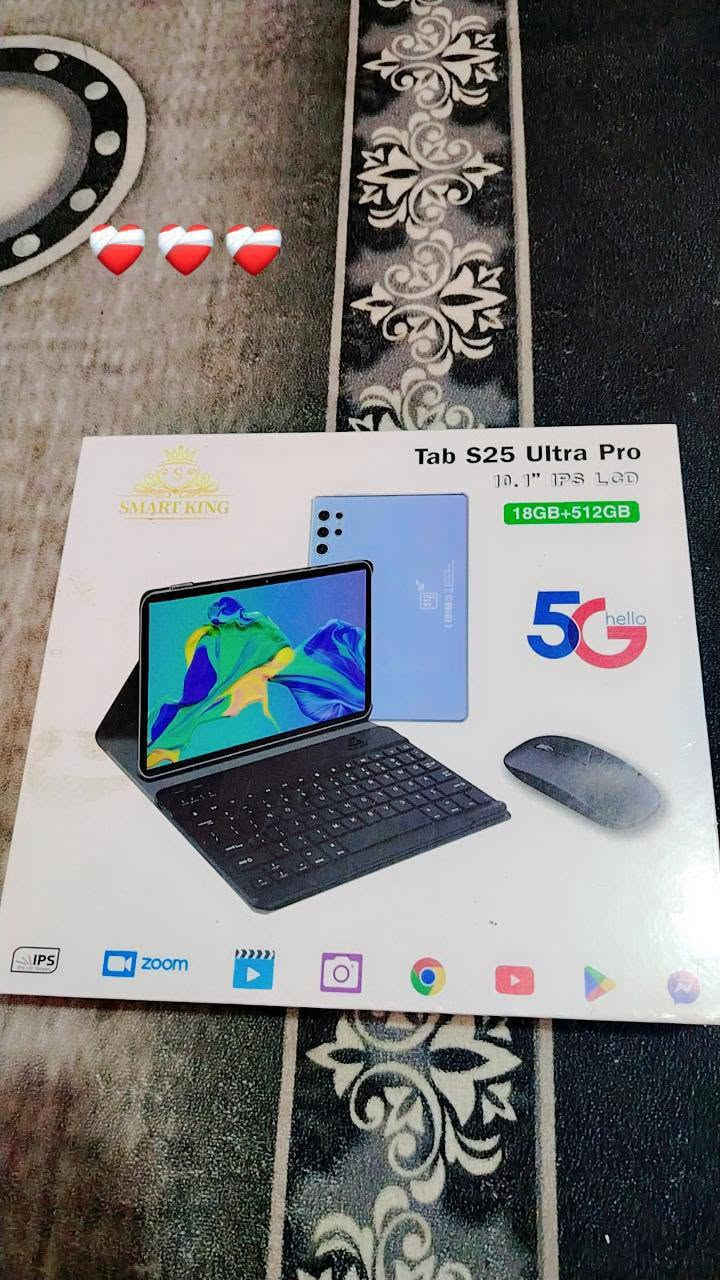 📱 مواصفاته حسب العلبة والإعلانات المطابقة
الشاشة: 10.1 إنچ IPS LCD.
النظام: مكتوب على العلبة Android 15.
المعالج: Quad Core، يعني 4 أنوية.
الذاكرة: مكتوب 18GB RAM + 512GB تخزين.
الشبكة: 5G + شريحتين SIM + Wi-Fi + Bluetooth.
الكاميرات: 8MP أمامية و13MP خلفية حسب بعض القوائم المطابقة.
الشحن: 5V/2A.
ويأتي عادةً مع كيبورد، ماوس، قلم وغطاء حسب

نص مكتوب في الصور:
- شنو اسمه
- هذا الجهاز اللوحي هو تابلت Smart King Tab S25 Ultra Pro (أو يظهر في بعض الأسواق باسم Tab S25 Ultra).
- أبرز تفاصيل الجهاز الموضحة بالصورة:
- • العلامة التجارية: Smart King (تظهر بوضوح على علبة الجهاز في الخلف).
- • الموديل: Tab S25 Ultra.
- • السعة التخزينية: 512 جيجابايت (كما هو مطبوع داخل المربع على ظهر التابلت).
- • حجم الشاشة: يأتي بشاشة مقاس 10.1 بوصة.
- ملاحظة: هذا التابلت تجاري واقتصادي مخصص للاستخدام الخفيف، ومصمم بشكل خارجي مستوحى من نمط كاميرات هواتف سامسونج الحديثة. Amazon.ae
- هل تود معرفة مواصفاته التقنية الكاملة (مثل الرام ونظام
- بإمكانك السؤال عن أي موضوع