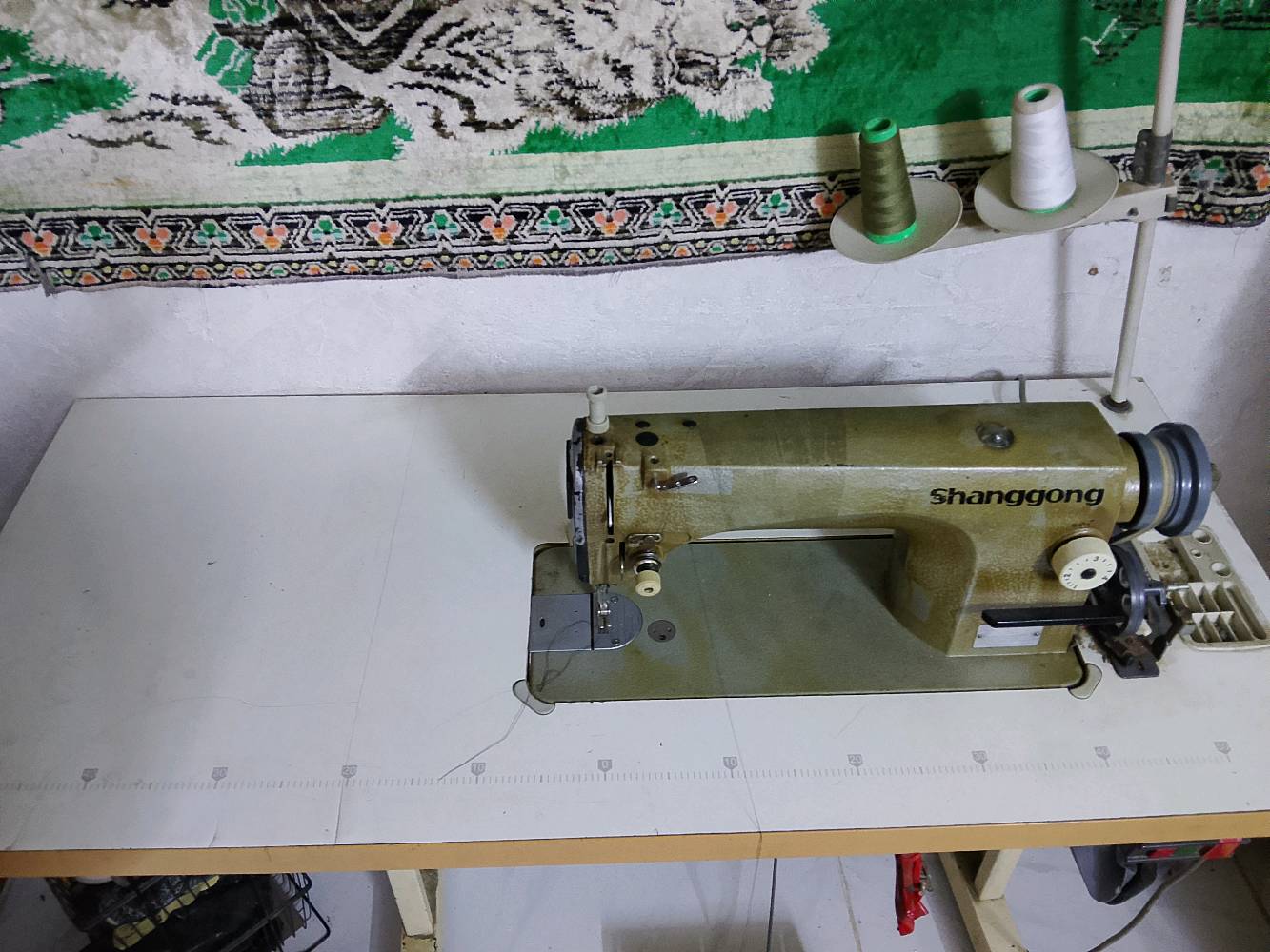 مكينة خياطه صناعيه يابانيه الموديل القديم السعر 160 ألف المكان بغداد الزعفرانيه للاستفسار الاتصال بالرقم ***********