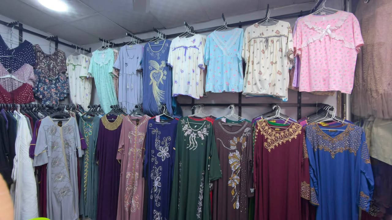 السلام عليكم ورحمة الله وبركاته..
محل للبيع يحتوي على ملابس نسائية دشاديش مع تراكات جديد 
يحتوي على جبب خليجي سوبر درجة اولى..
يحتوي ع شي أن نسائي اطفال ولادي بناتي .. 
علمآ أيجار المحل 250 الف 
العنوان النجف الاشرف حي القادسية شارع السوق منتصف السوق للاستفسار الاتصال على الرقم ***********
