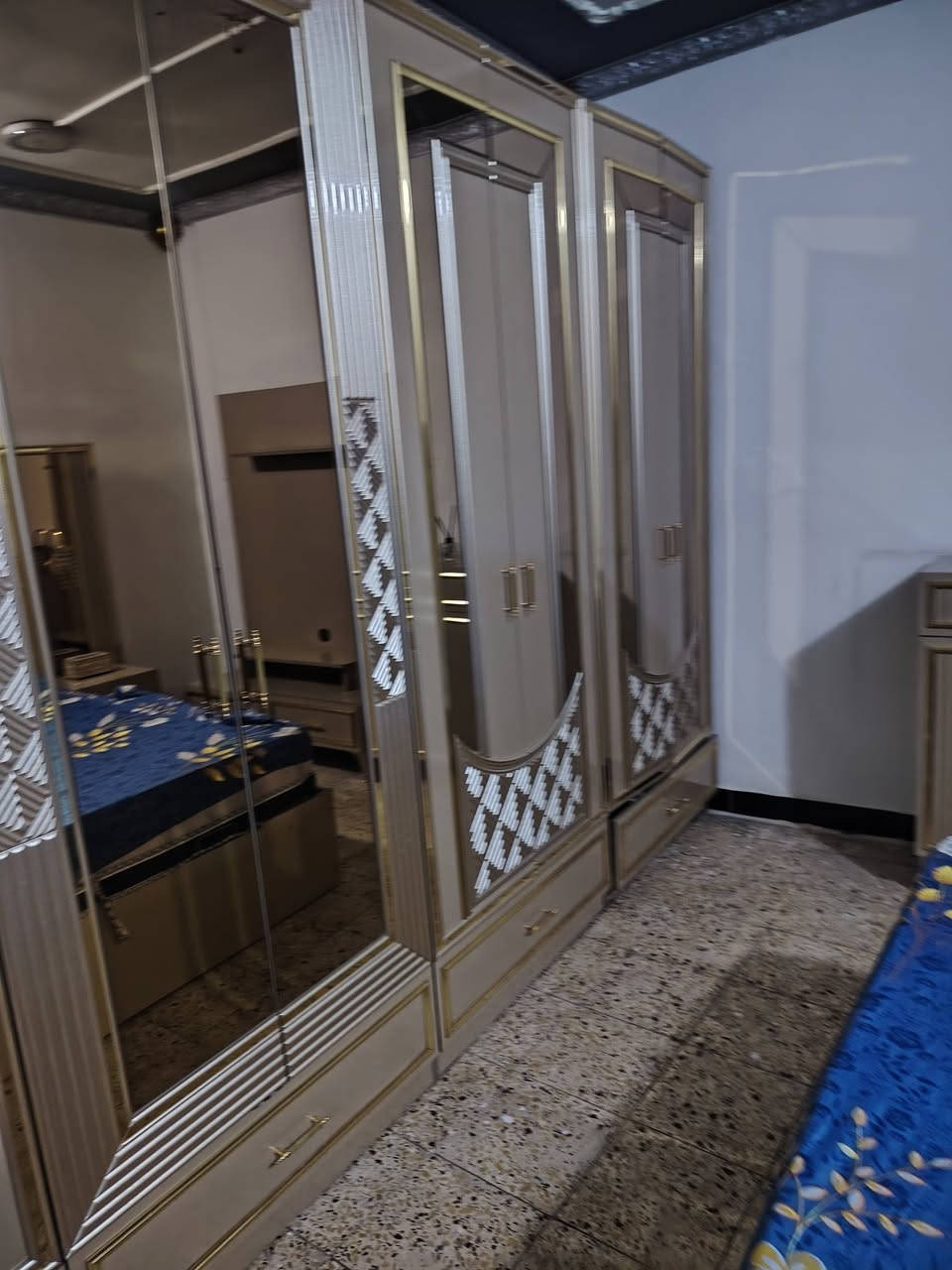 غرفه جوروجيا ثكيله للبيع استخدام سنه ونص السعر 1و600 الف بيه مجال بسيط حق الجيه الضرر جامتين فقط تبديل وخساره علي العنوان مدينه الصدر قطاع 21 رقم التواصل ***********
