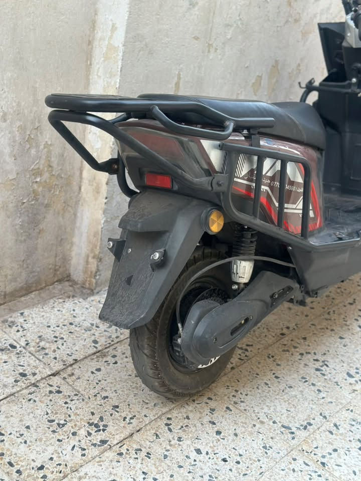 للبيع سكنس شحن مدرع
دراجة جدا قوية وحلوة 

شحنها كلش حلو وسريعة ومابيها اي مشاكل ولا ملعوب بيها تايرات جدد الخلفي شديت تاير عالي اصلي

بيها بس الجاملغ الامامي مكسور ومصلحة 

لايت LED

بلوتوث

بصمة+ سويج

مخرج شحن موبايل 

جنطة جوة الكشن جبيرة

سرعتها بلشاشة ١٠٠ بس الحقيقي ٧٠ 

السعر ٦٥٠ مكانها الكوت

***********
