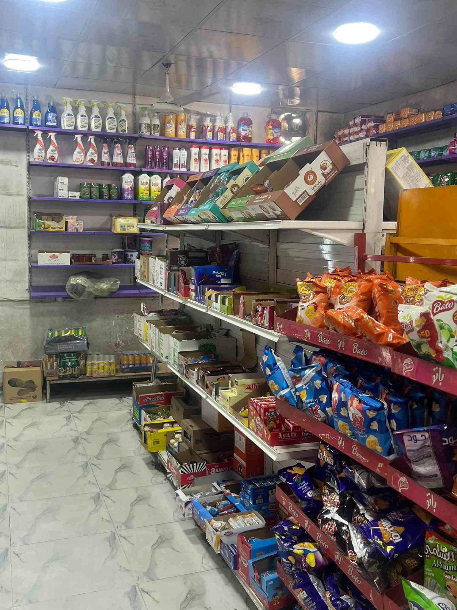 سلام عليكم اخوان عدي اسواق للبيع بمدينة الصدر قطاع 4 تحتوي عله ست عوارض عاموديه واربع مجمدات زائد عارضة ببسي مال بغداد زائد عارضة كولا ام ثلاث بيبان وعارضه كولا صغير زاءد تحتوي على سبلت توست ابو الطنين وكمفيره ومبرده وصحيات خارج الاسواق للستفسار الاتصال على الرقم ***********

