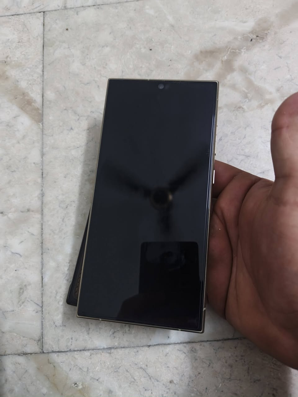 السلام عليكم جهاز s24 Ultra ذاكره ٢٥٦ الجهاز استعمال بسيط مال بيت ونضيف حيل بس الشاشه مبدلع ومثل ما موضح بلصور الشاصي يختلف لونه عن لون الضهر اختلاف بسيط لأن مالكيت نفس لونه سعر الجهاز ٧٥٠ وبي مجال *********** واتساب وخط ومتواجد
