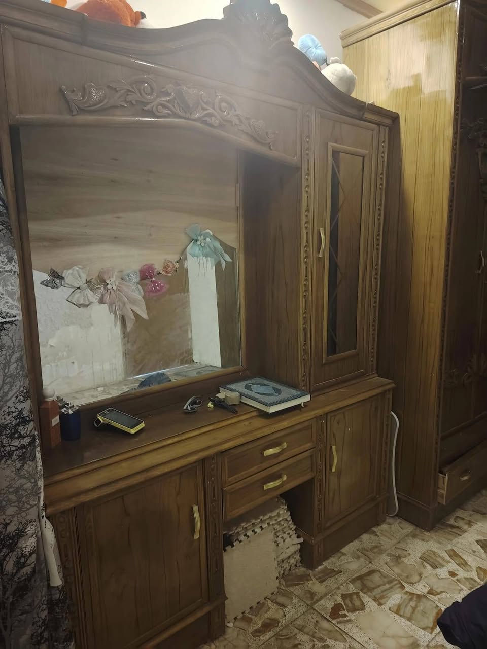عندي هاي الغرفة ام المسرح تفصال 6 بوب نضيفه جدا ماخذذيها ب2 و700 ورايدينها ب1 وربع وبيها مجال
مكان بغداد ***********
