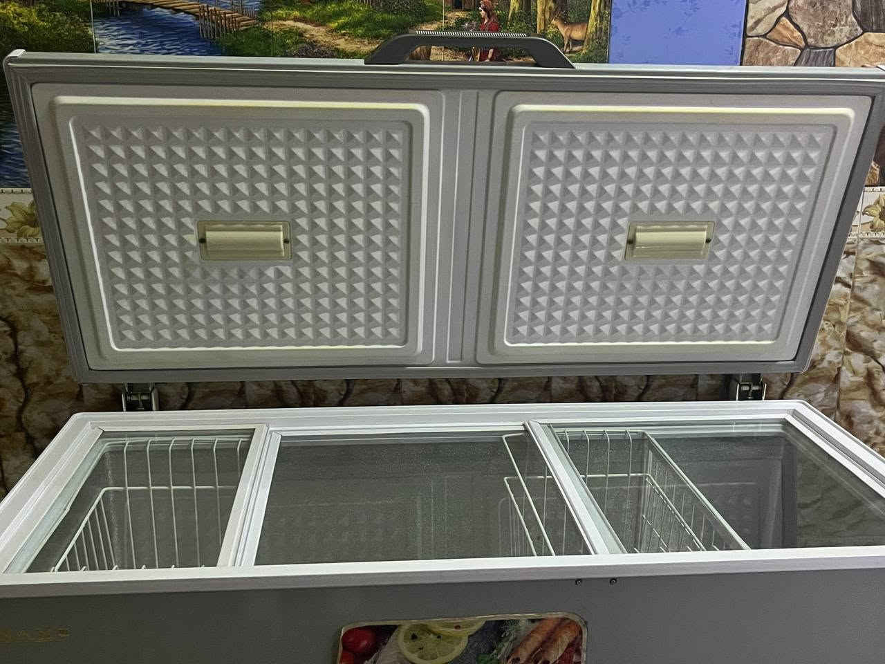 مجمده للبيع السعر350 احنه اخذناها ب550 استخدام اشهر نريد نبيعها لان المكان صغير للتواصل خاص او واتساب موجود ***********
