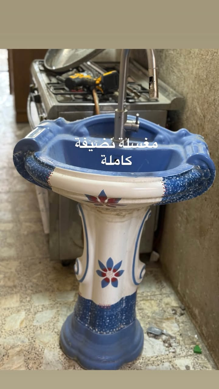 السلام عليكم بابين وشباك وطباخ ومغسلة القياسات بالصور  نضيفات لاستفسار خاص او *********** المكان مدينة الصدر قطاع 4
