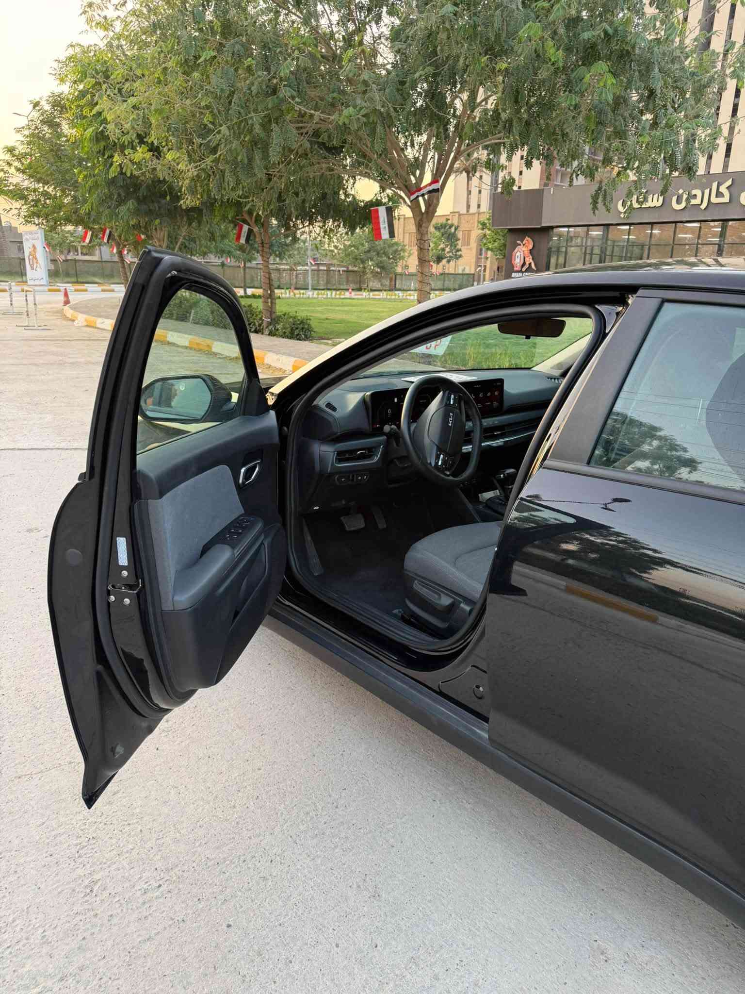 السلام عليكم كي فور للبيع
🚘 Kia K4 EX 2025

*********** 
🔹 اللون: اسود 
🔹 المحرك: 2000cc DOHC — 4 سلندر
🔹 الكير : IVT أوتوماتيك
🔹 دفع أمامي FWD
🔹 الممشى: 29000 فقط
🔹 تترقم شمالي اربيل

✨ المواصفات:
🔸 كشنات قماش
🔸 شاشة كبيرة 12.3 إنش متصلة
🔸 Apple CarPlay & Android Auto 
🔸 تشغيل بصمة + تشغيل زر
🔸 دخول ذكي
🔸 مثبت سرعة ذكي
🔸 كاميرا خلفية
🔸 حساسات أمامية وخلفية
🔸 أنظمة تحذير ومساعدة بالقيادة
🔸 نظام المحافظة على المسار
🔸 فرامل طوارئ أوتوماتيكية
🔸 إضاءة LED

💥 الحادث: بنيد و جاملغ 

📌 ملاحظة:
الدعامية أصلية ✅
هنالك رصعة  في البك لايت الايسر✅
صور الحادث ورقم الشاصي مرفق مع الصور✅

للاستفسار عن السعر اتصل على الرقم 

***********
