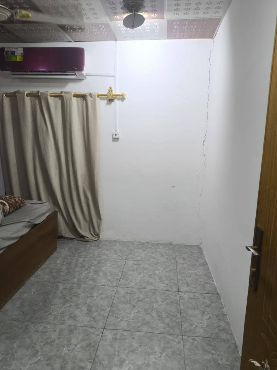 السلام عليكم بيت في دور الشرطة مقاطعه 76 مساحته 200 متر طابو صرف باسمي يتكون ٣ غرف وهول ومطبخ واستقبال بيت نضيف ومرتب موقعة قريب شارع القائد مسافه ٤٠٠ متر كافه الخدمات متوفرة تبليط مجاي ماء منطقه هادئه السعر ٢١٠ ملاحظة البيع مع كافه الاثاث الموجود في البيت للشراي *********** البصرة, العراق
